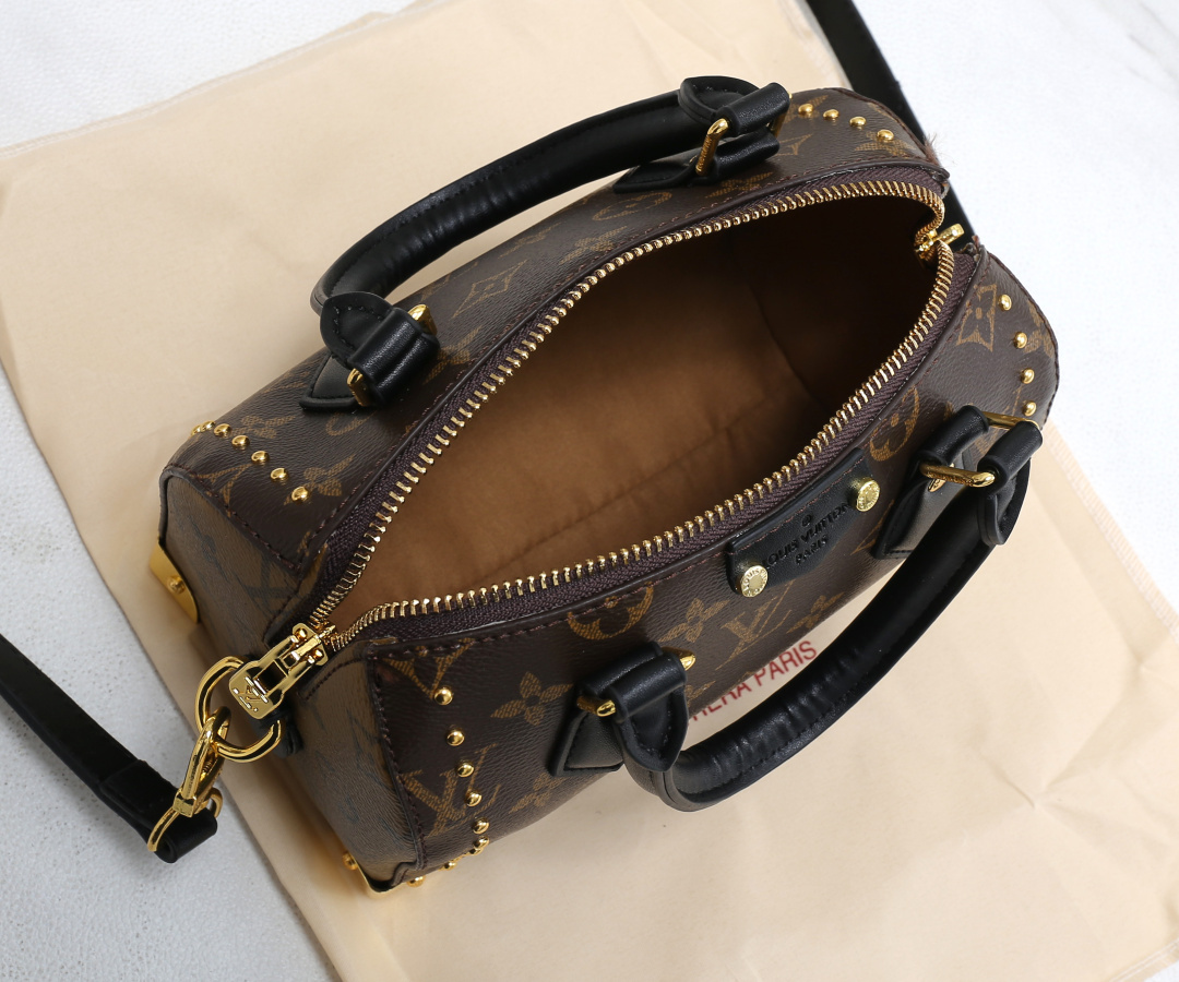 37$ LV 2323 Shoulder bag size 20X11X14 cm 911820 BR1914 gallery