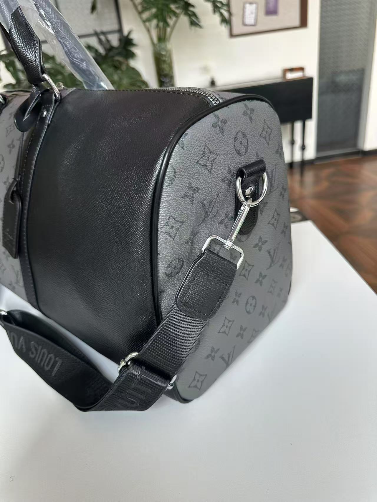 40$ LV 2122 Travelling bag size 52x24x16 cm 615356 BY3405 gallery