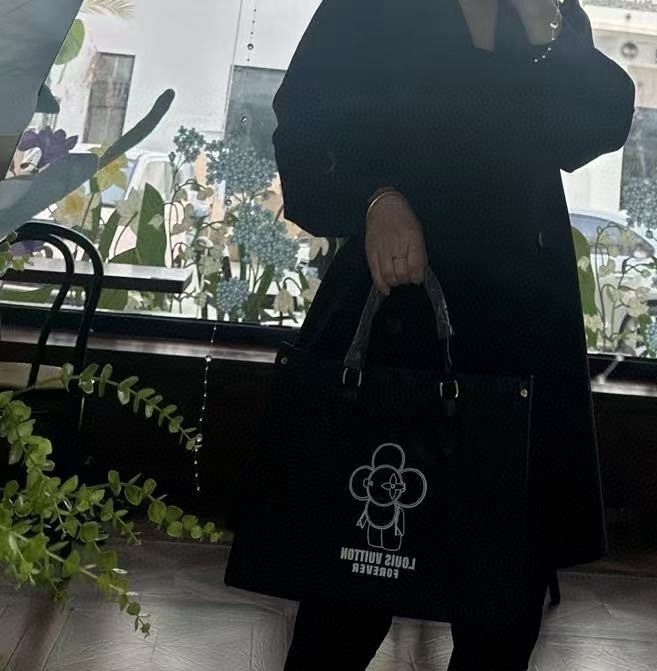 40$ Lv pu Tote bag size 35X27X15 CM 013770 DX710 gallery