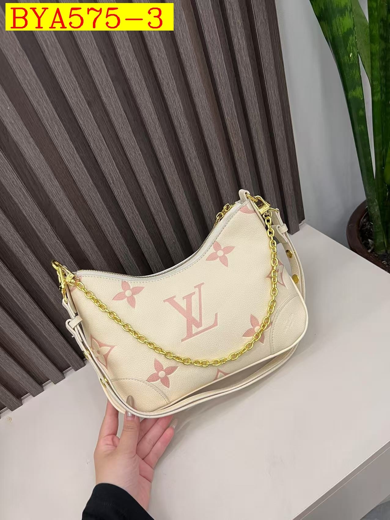 41$ LV Shoulder bag size 26x15x10 310730 BYA575 gallery