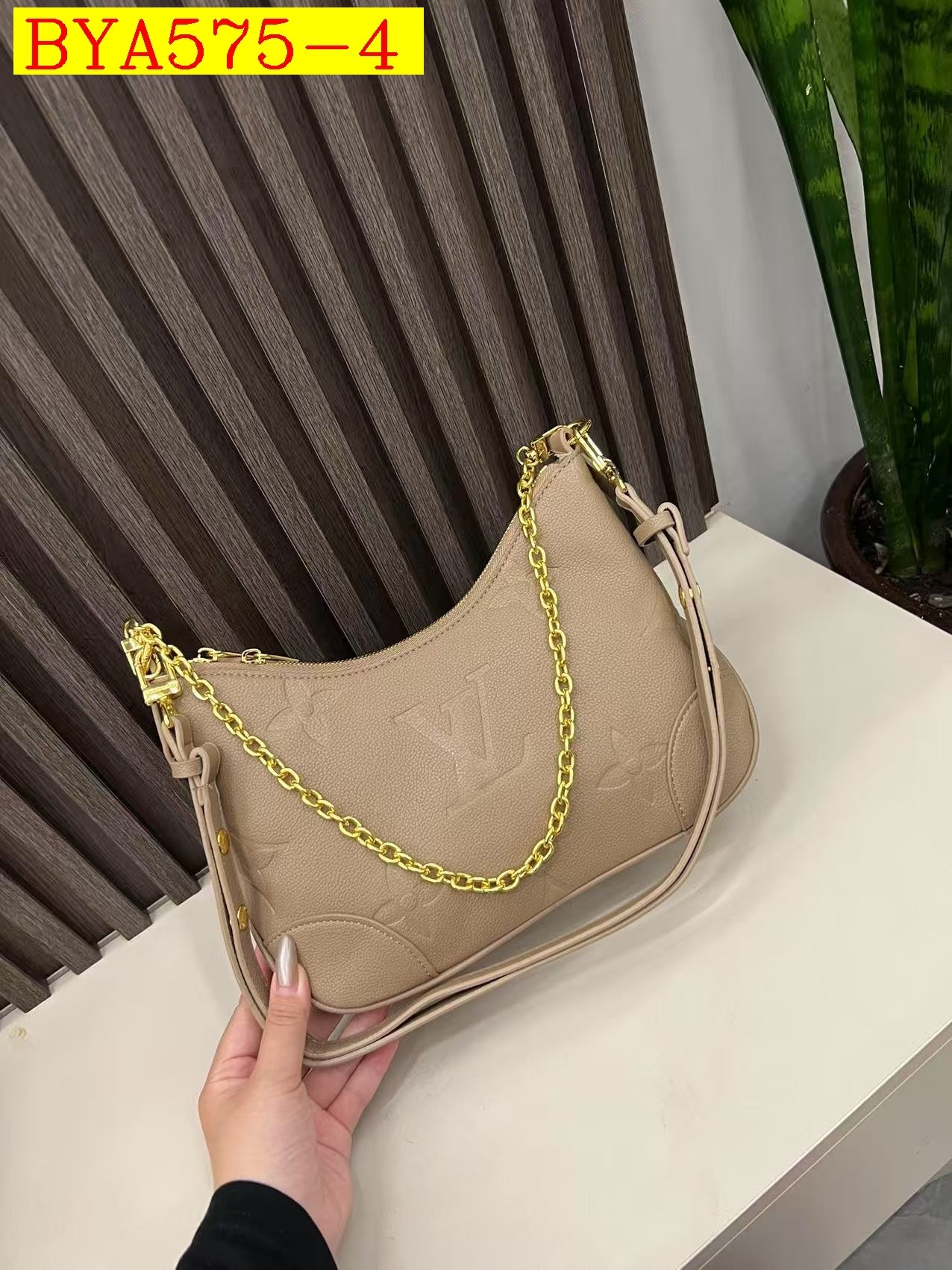 41$ LV Shoulder bag size 26x15x10 310730 BYA575 gallery