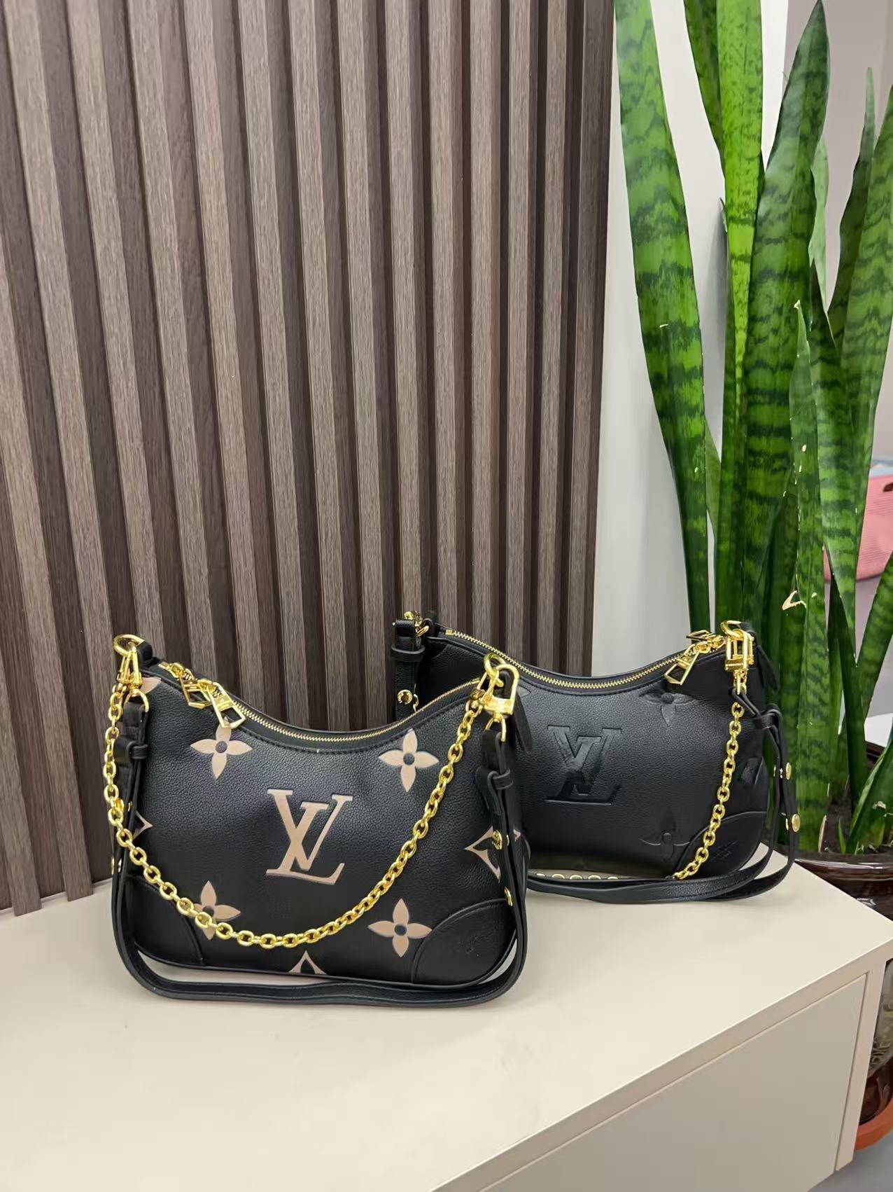 41$ LV Shoulder bag size 26x15x10 310730 BYA575 gallery