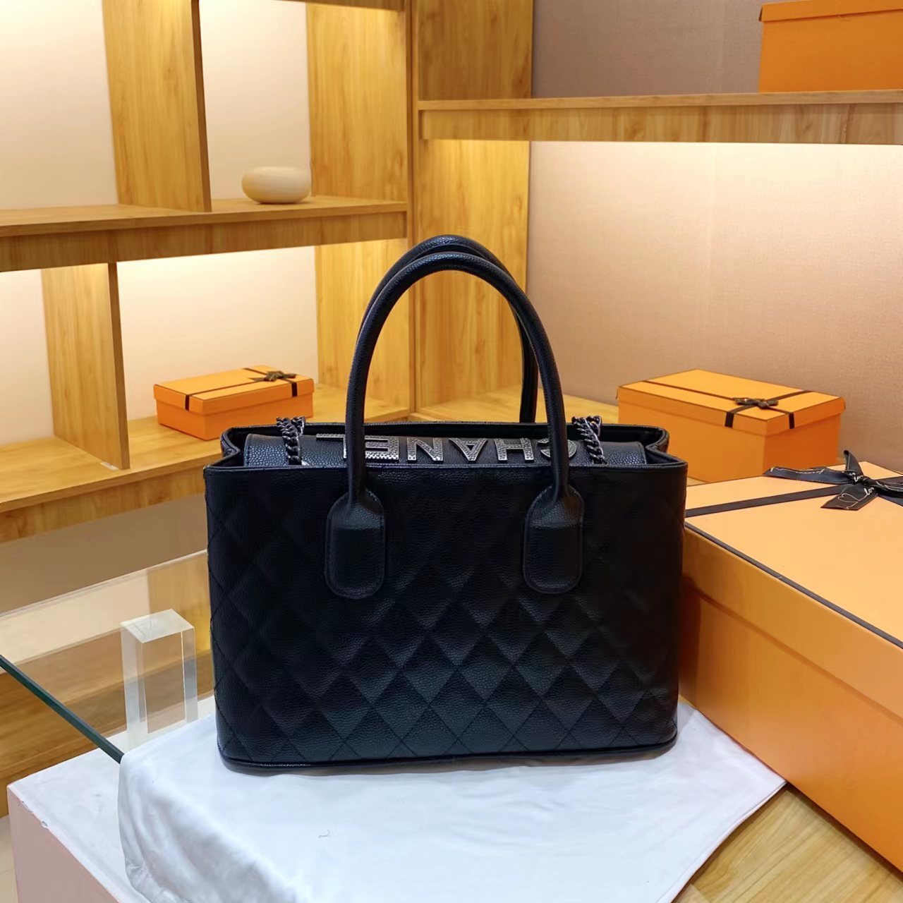 42$ CHANEL 111 Tote bag size 33x21x14 cm 812534 BY2991 gallery