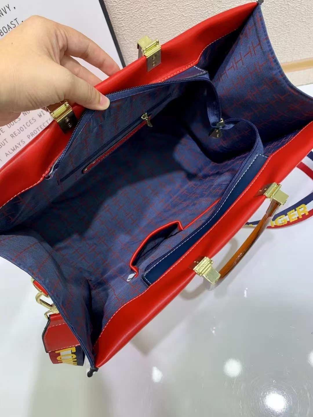 43$ TOMMY HILFIGER 8677 Tote bag size 38X15X29 cm 212900 BR2124 gallery