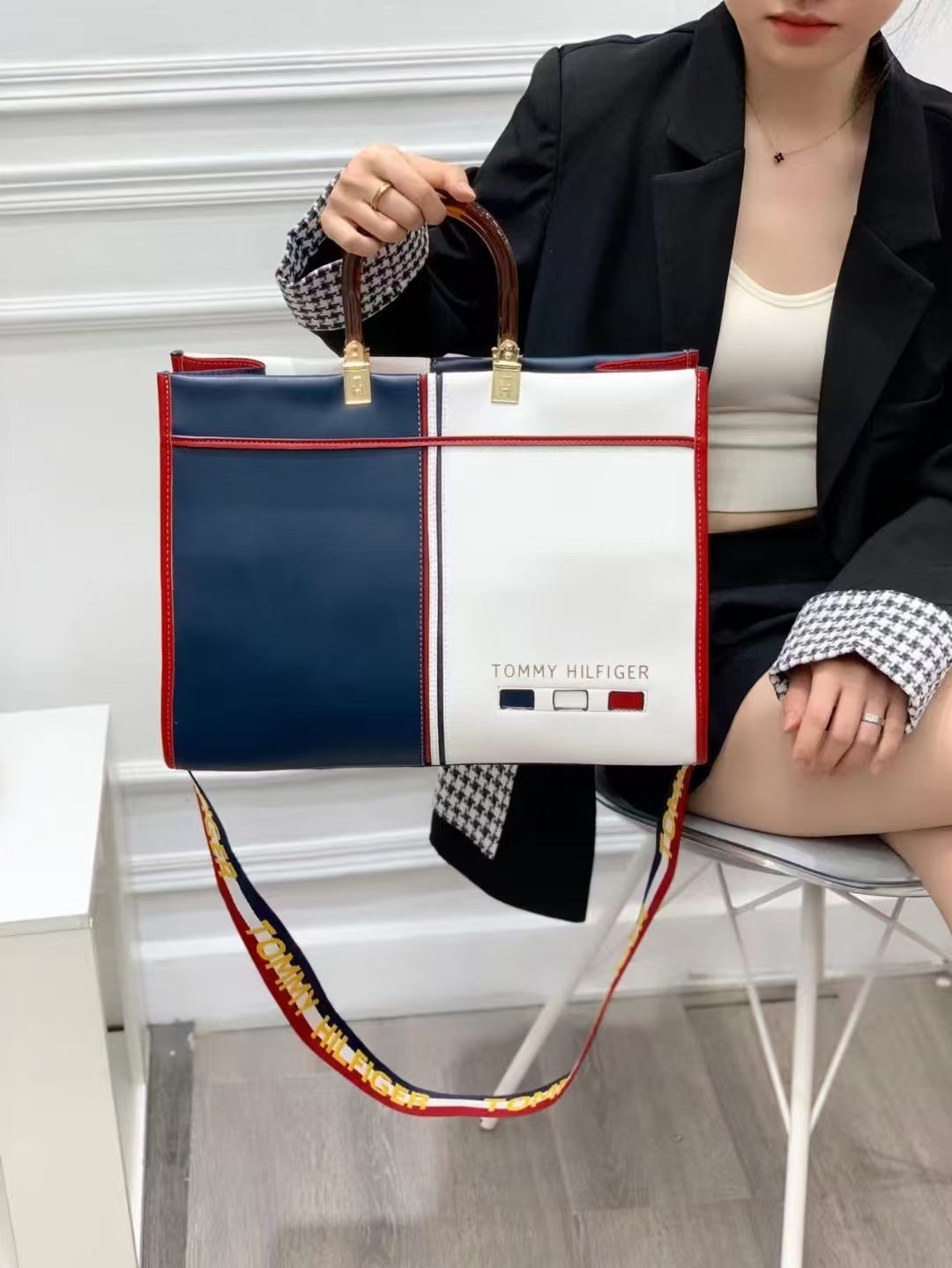 43$ TOMMY HILFIGER 8677 Tote bag size 38X15X29 cm 212900 BR2124 gallery