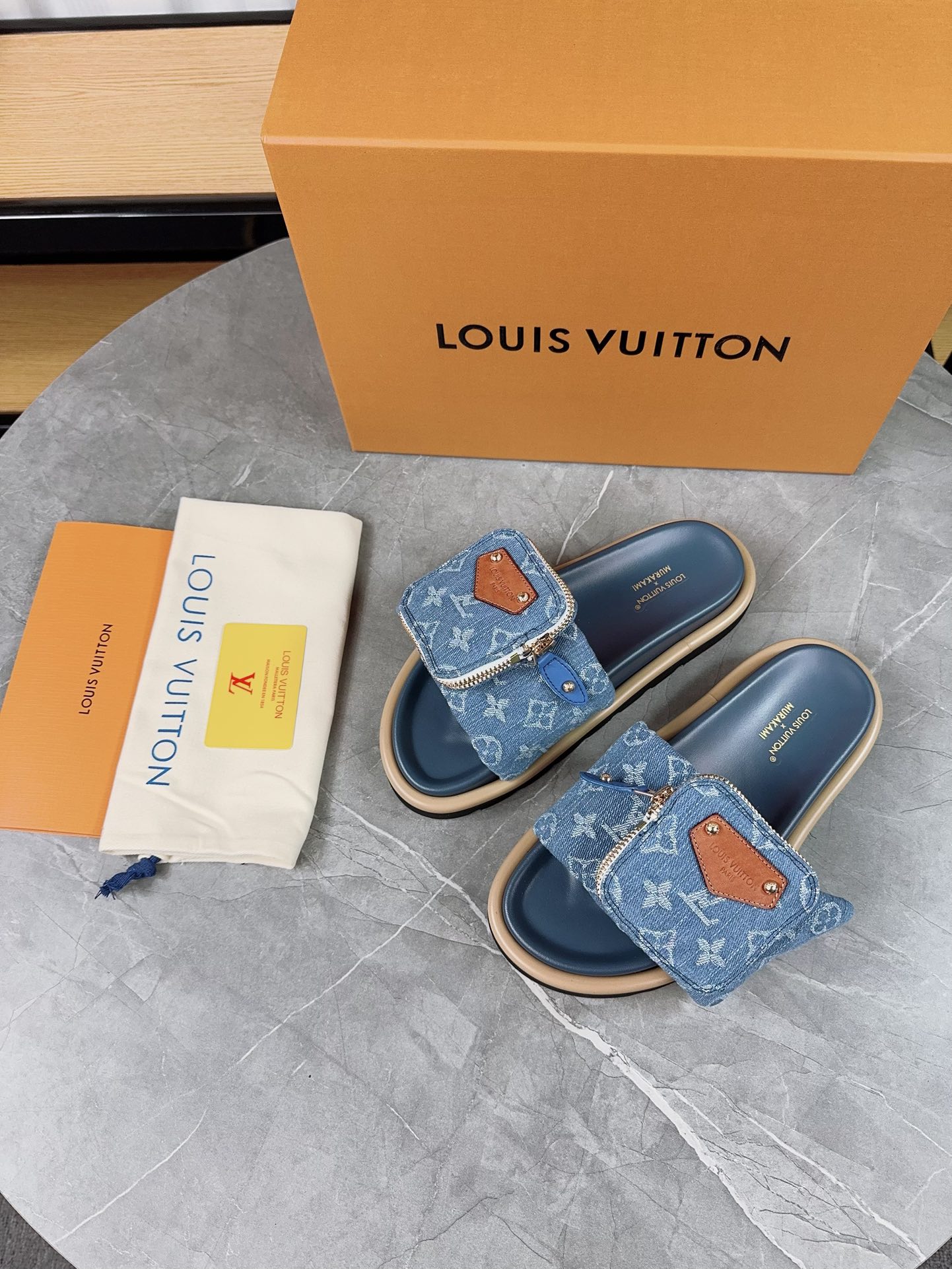 45$ LV Pool Pillow Comfort  size 35-45 425180 MJL872 gallery