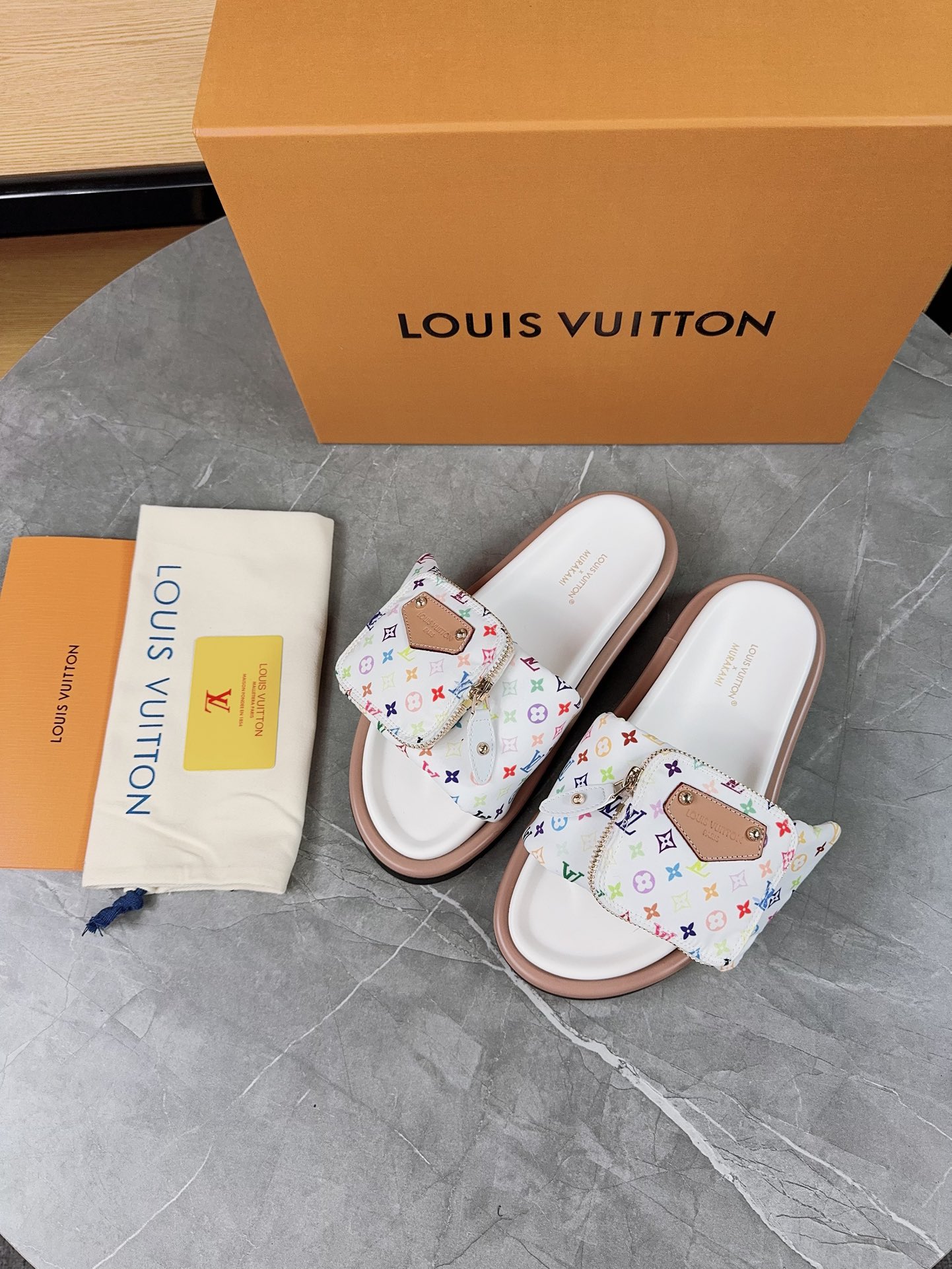 45$ LV Pool Pillow Comfort  size 35-45 425180 MJL872 gallery