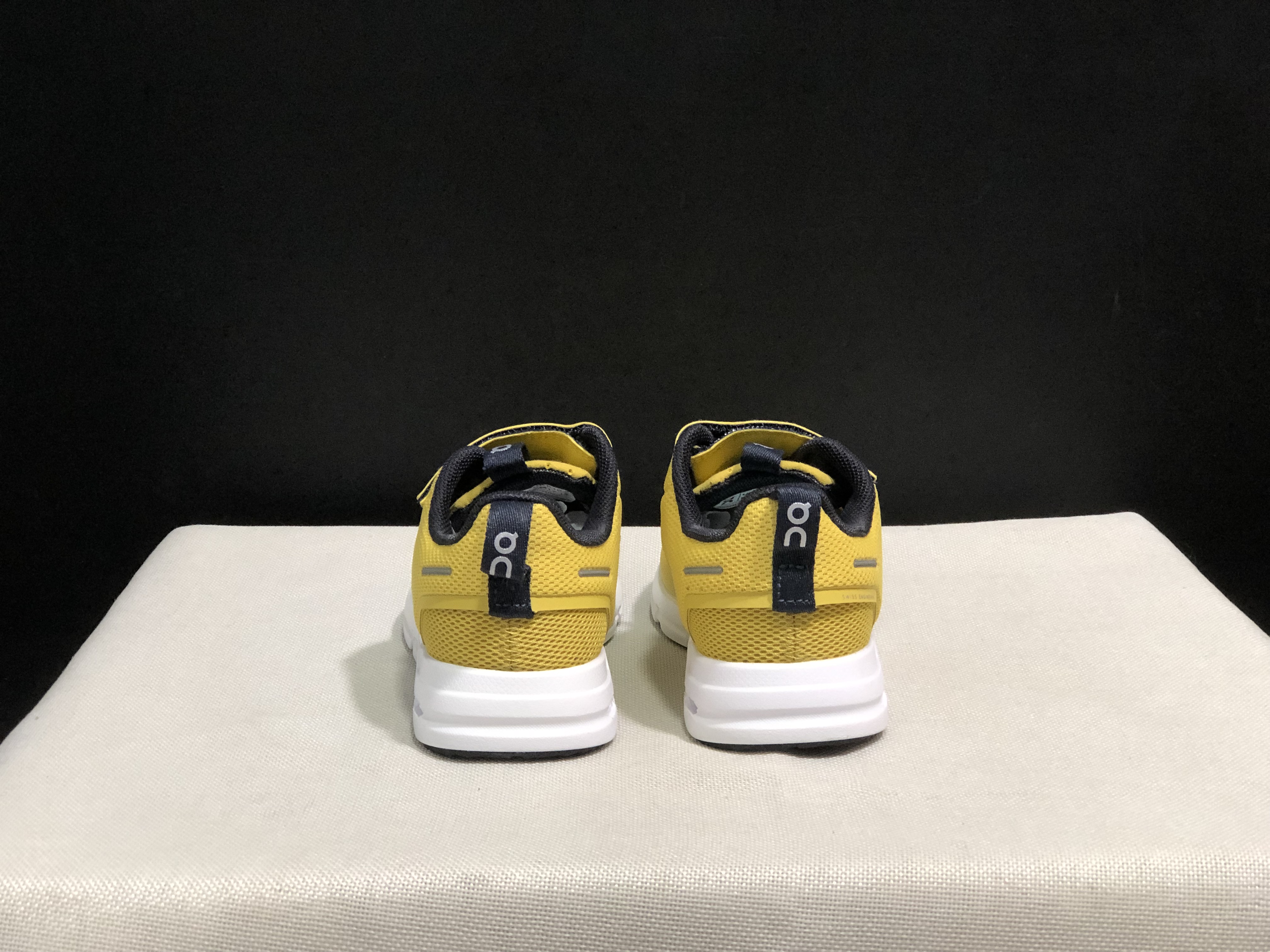 45$ dh ON cloud kids size 26-37 CD4 gallery