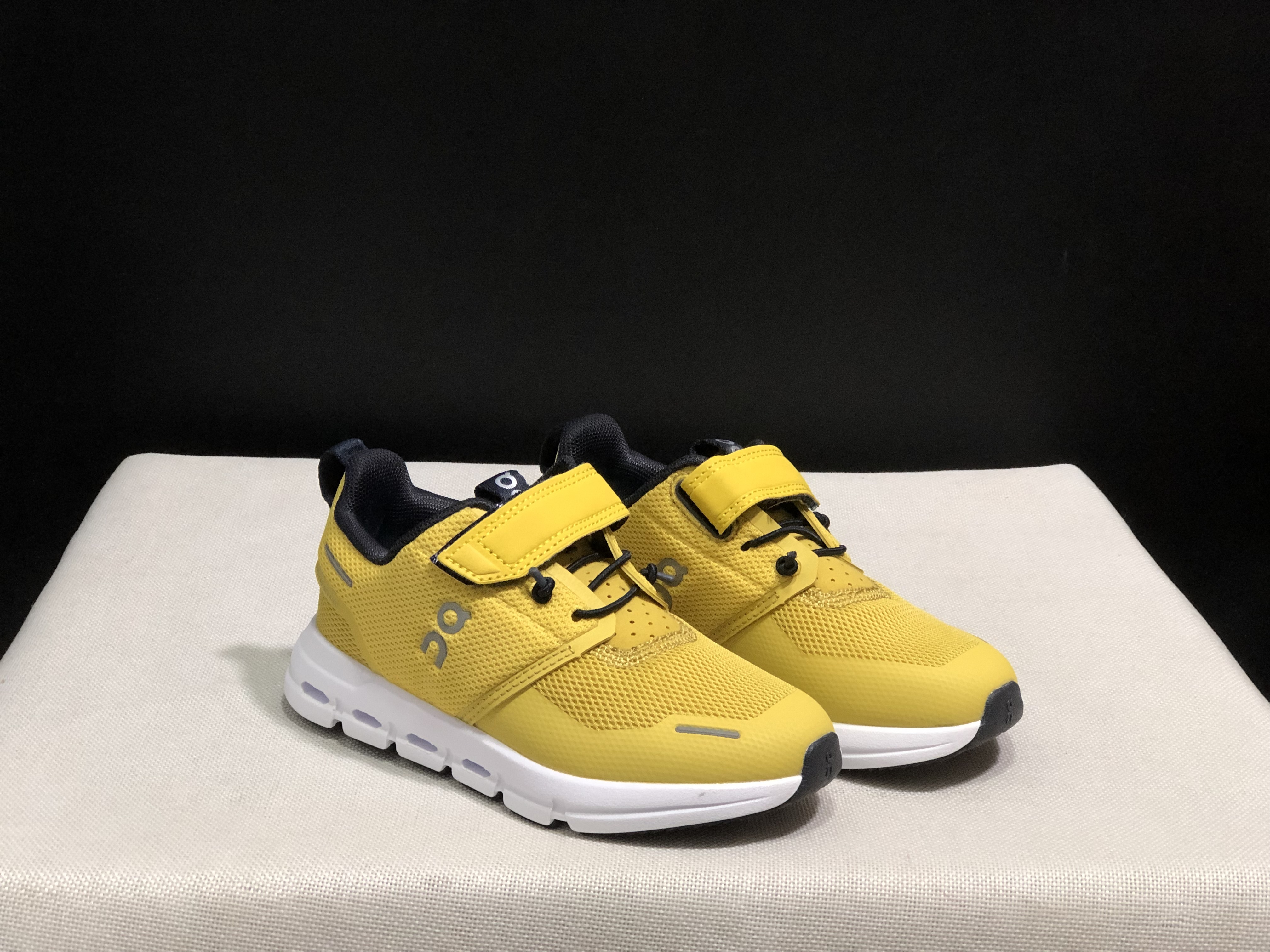 45$ dh ON cloud kids size 26-37 CD4 gallery