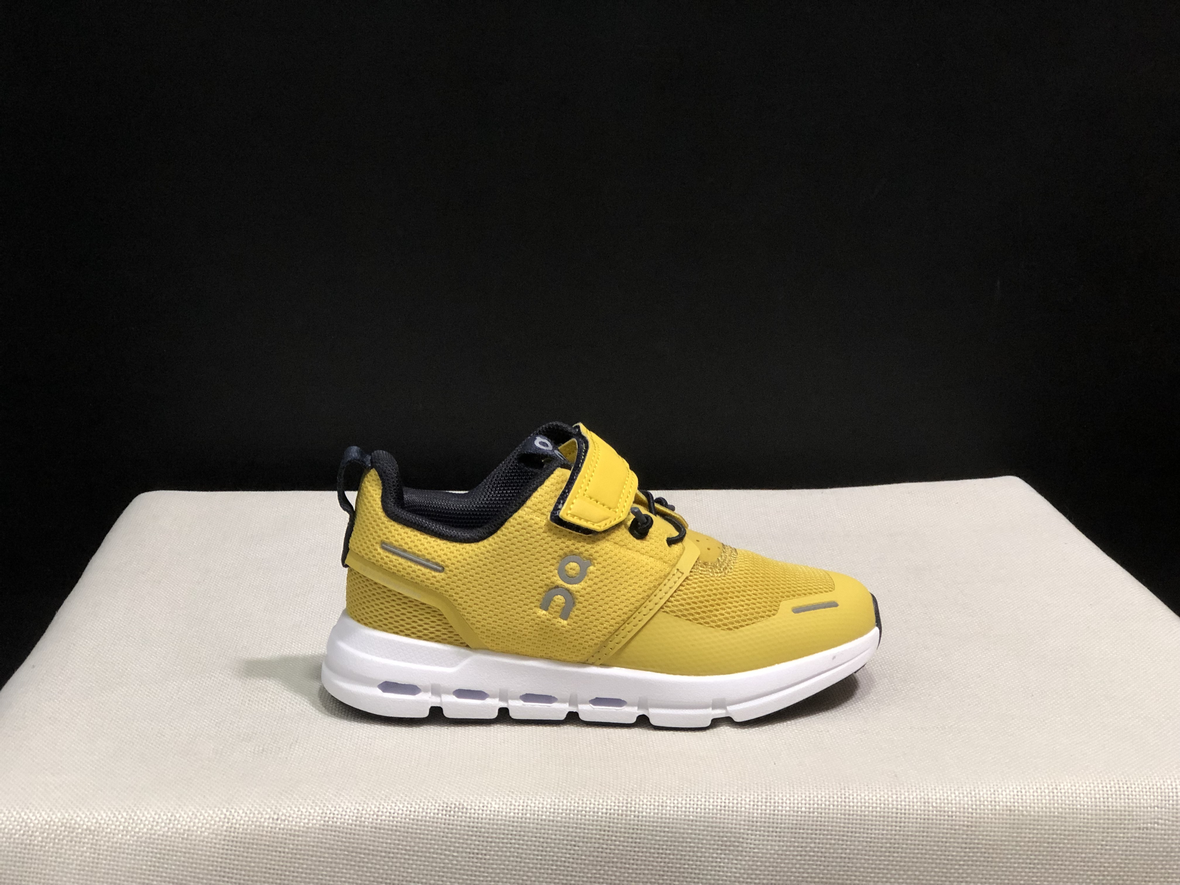 45$ dh ON cloud kids size 26-37 CD4 gallery