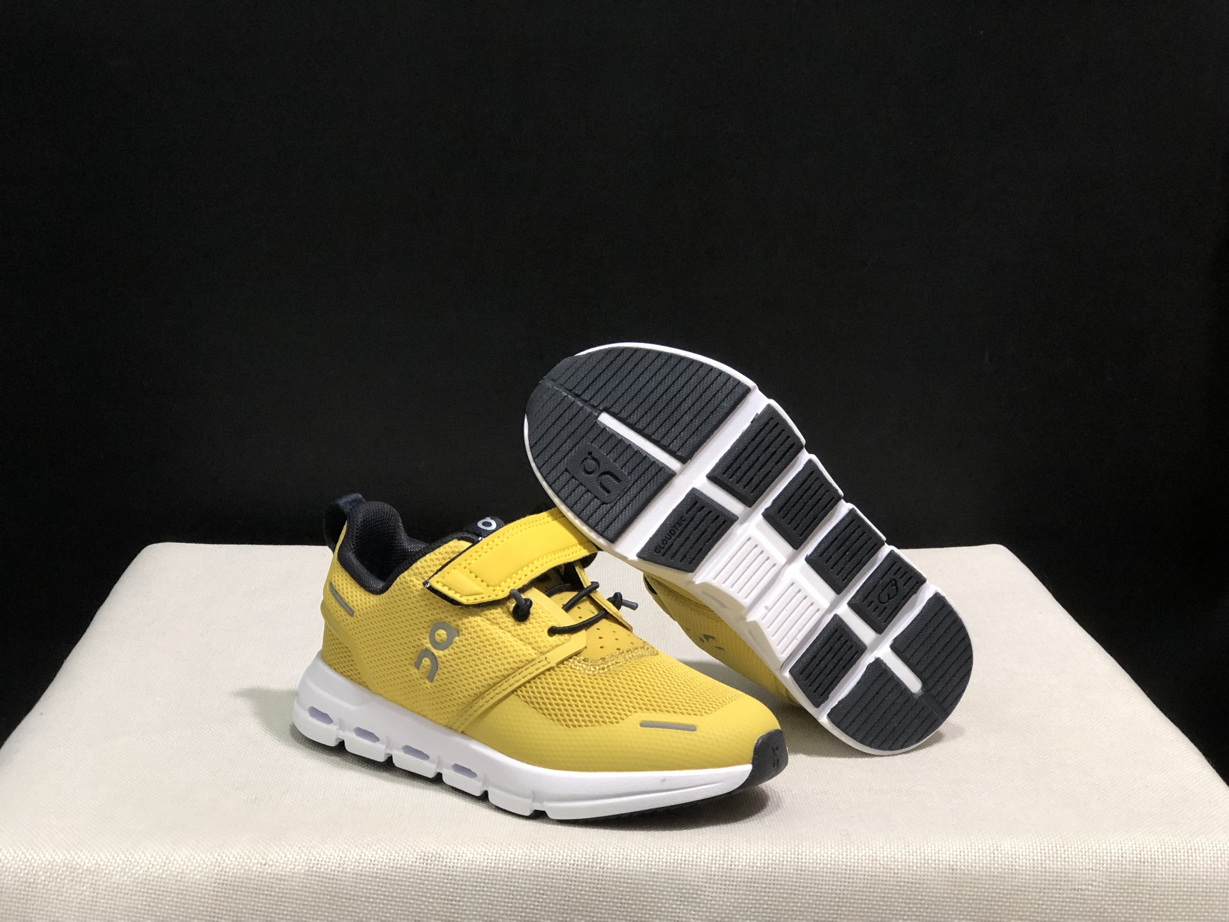 45$ dh ON cloud kids size 26-37 CD4 gallery