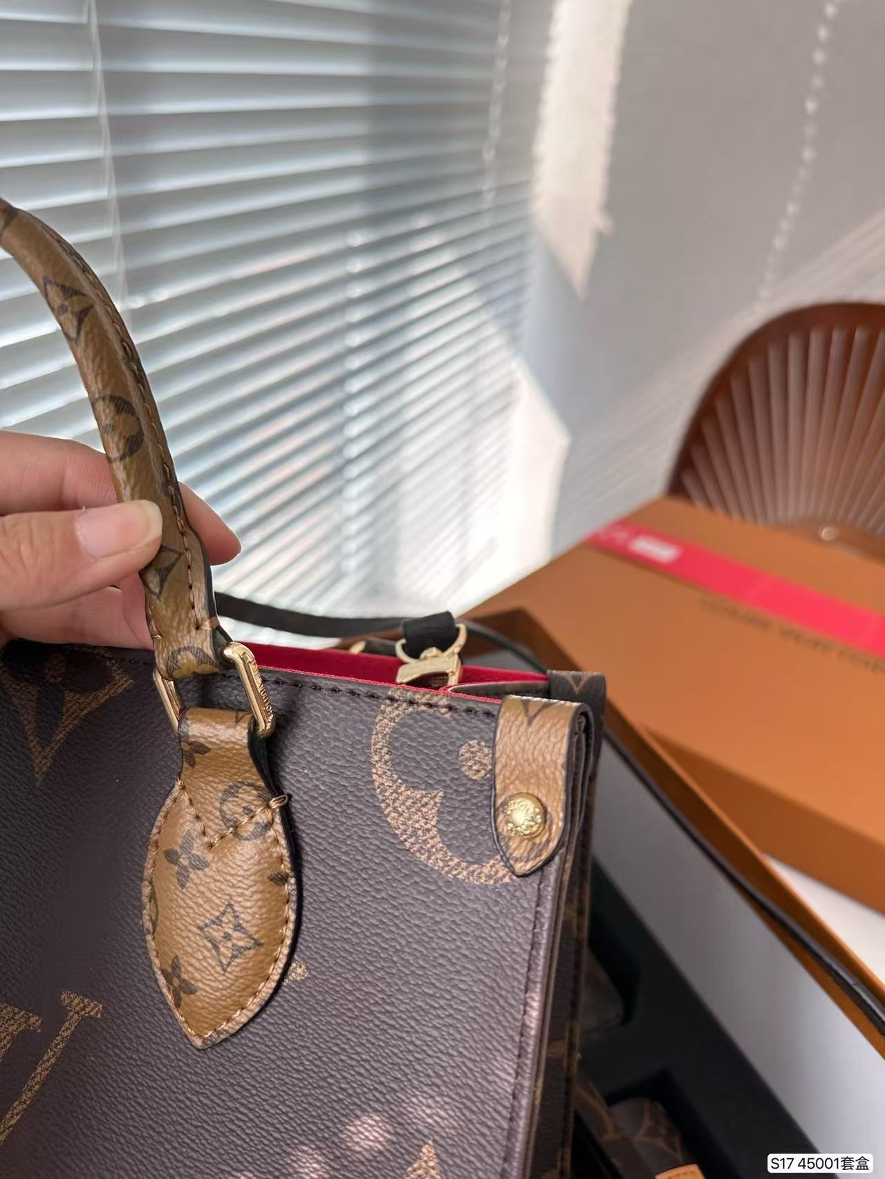 46$ LV Shoulder bag 228200 BY3535 gallery
