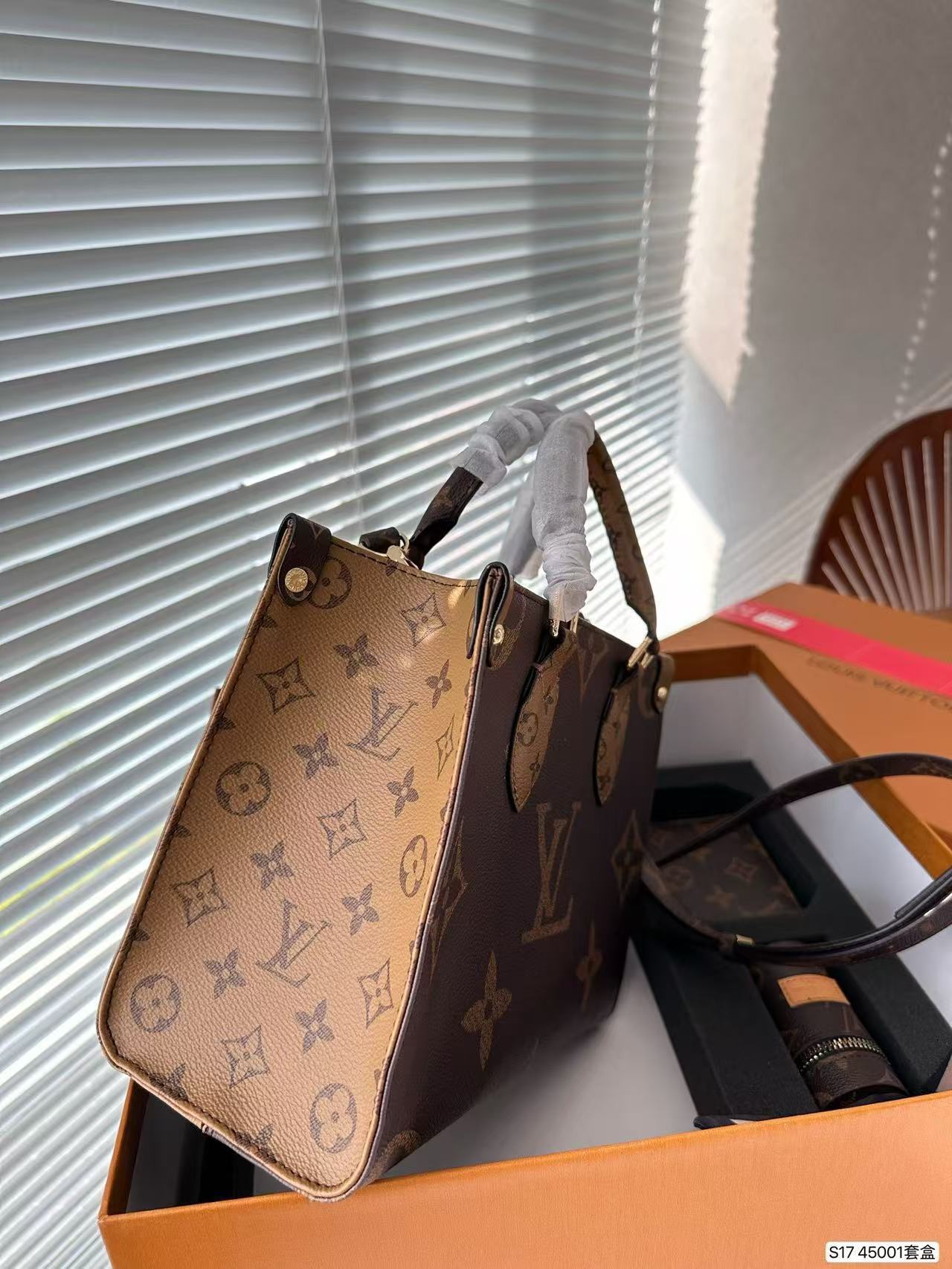 46$ LV Shoulder bag 228200 BY3535 gallery