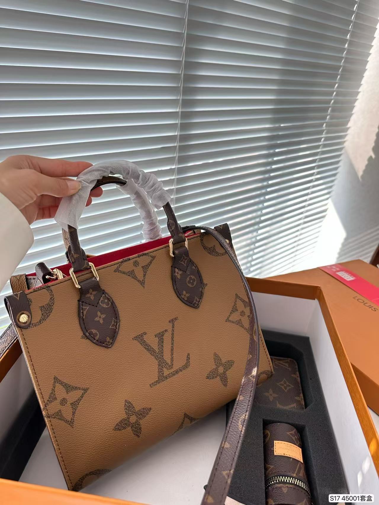 46$ LV Shoulder bag 228200 BY3535 gallery