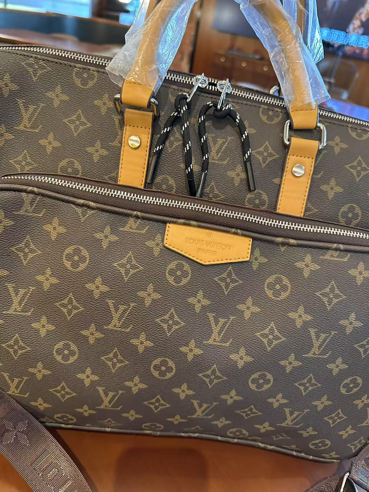 48$ dh LV Travelling bag pu size 50x30x22 cm 52417634384 DX688 gallery