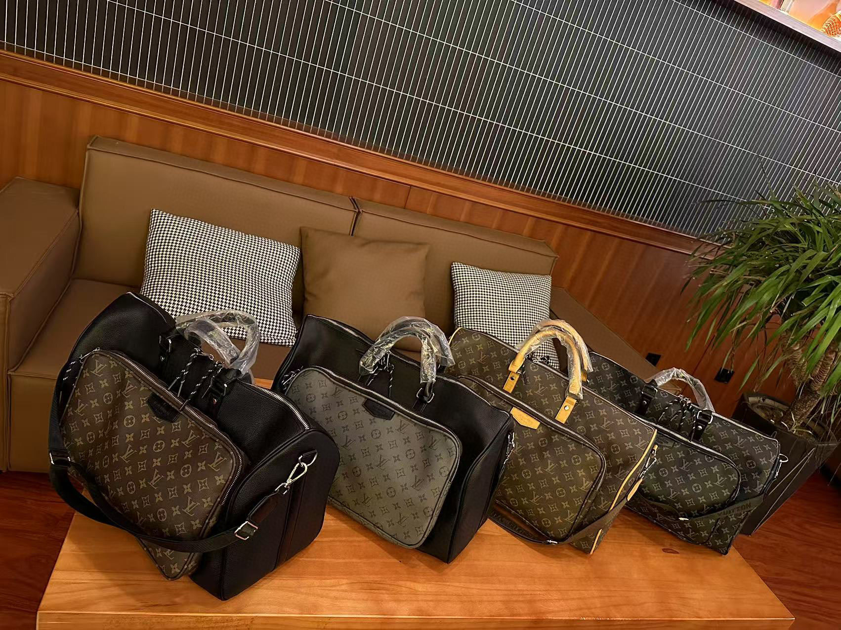 48$ dh LV Travelling bag pu size 50x30x22 cm 52417634384 DX688 gallery