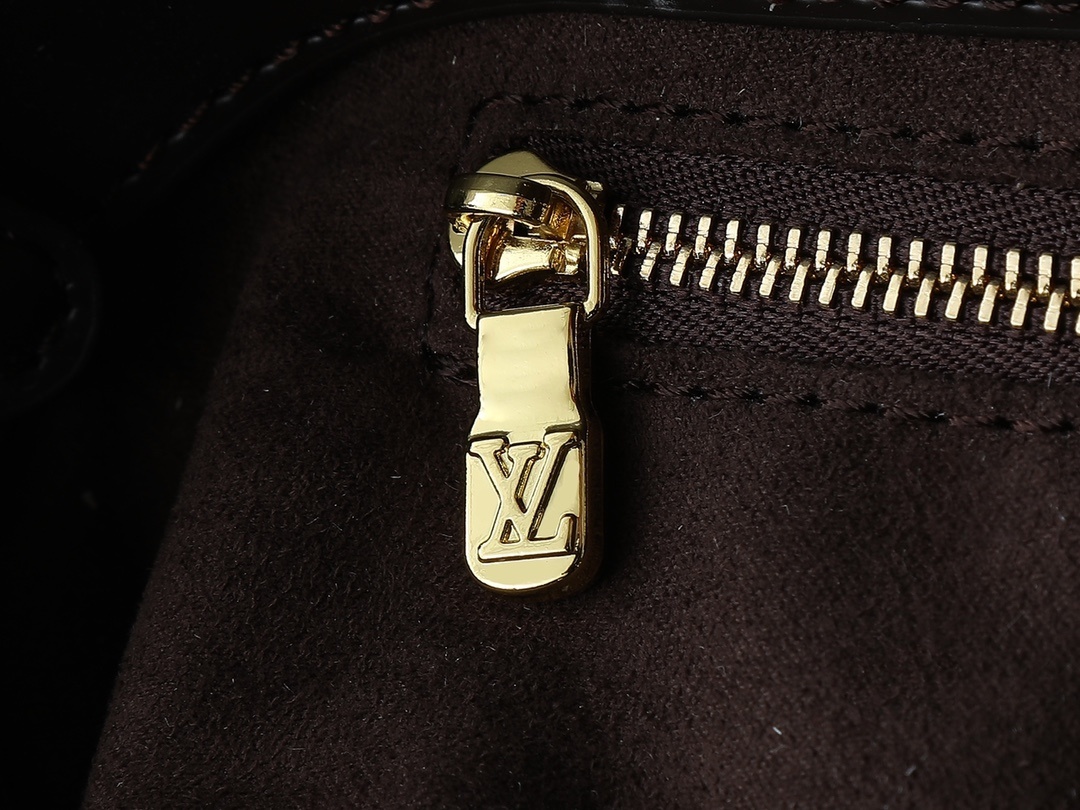 54$ LV Nicolas Ghesquiere Tote bag size 12x18x7 cm 339200 BR2100 gallery