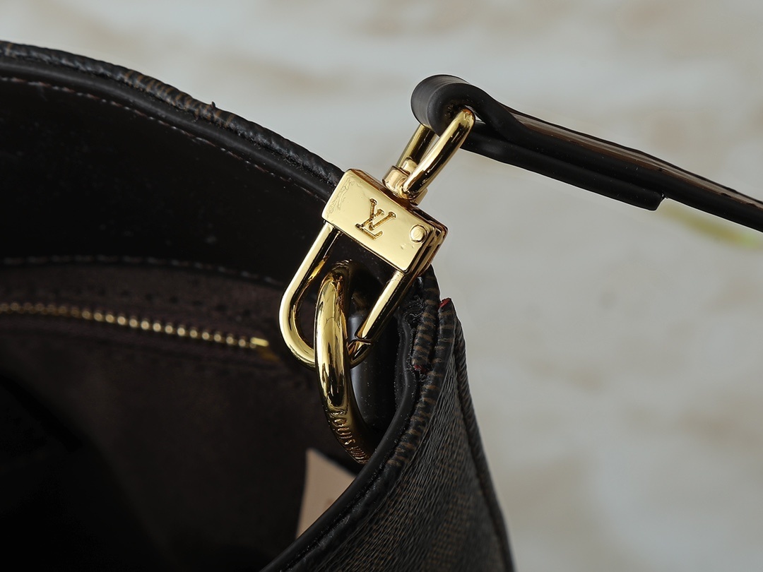 54$ LV Nicolas Ghesquiere Tote bag size 12x18x7 cm 339200 BR2100 gallery