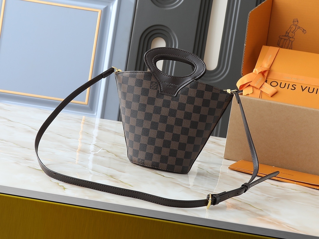 54$ LV Nicolas Ghesquiere Tote bag size 12x18x7 cm 339200 BR2100 gallery