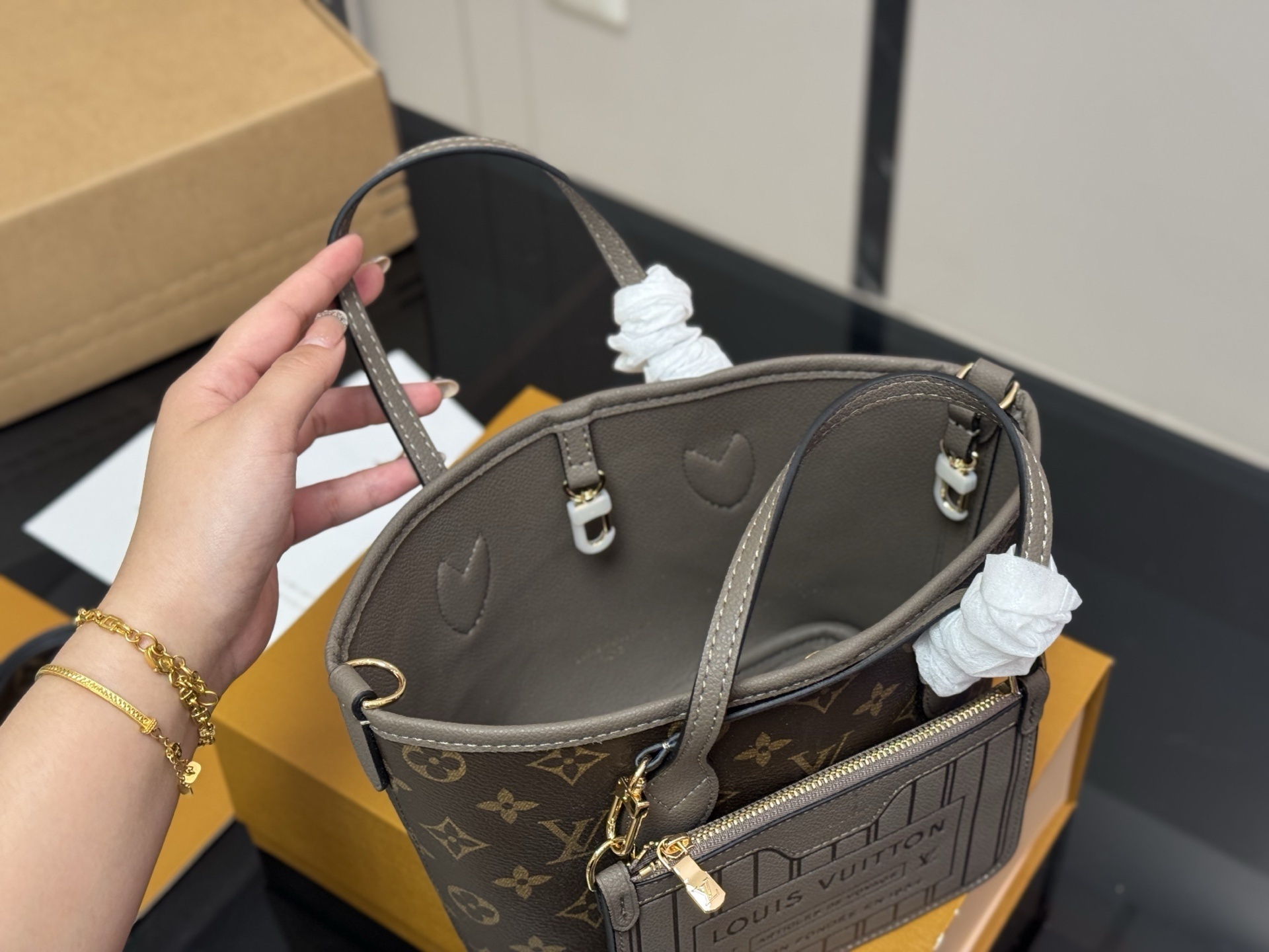 63$ Lv Neverfull BB Shoulder bag Size 20x17cm 330520 HY100 gallery