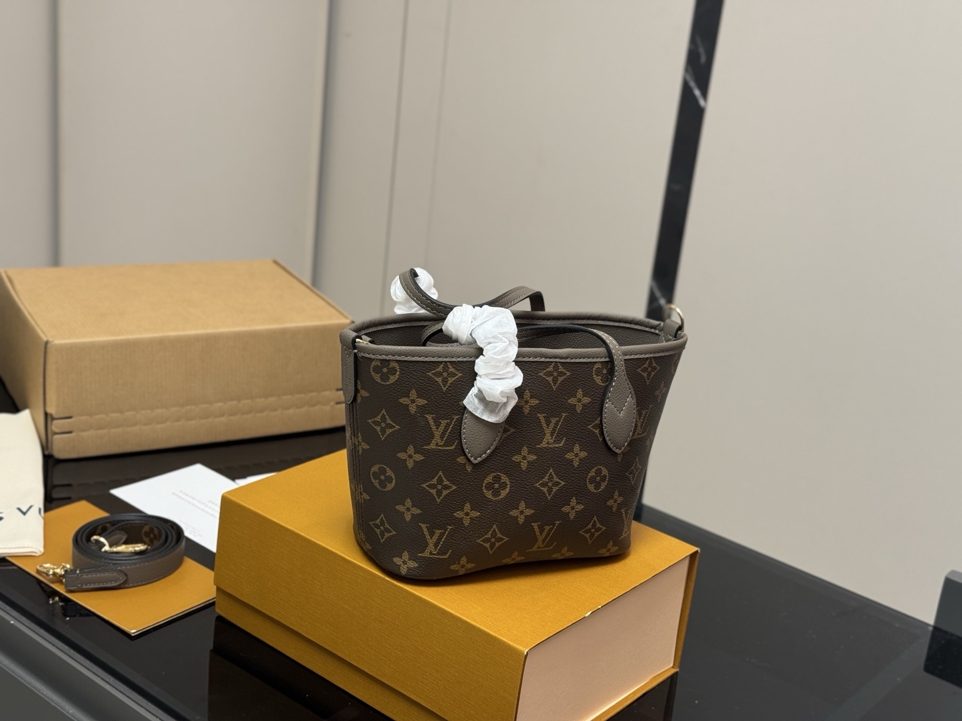 63$ Lv Neverfull BB Shoulder bag Size 20x17cm 330520 HY100 gallery