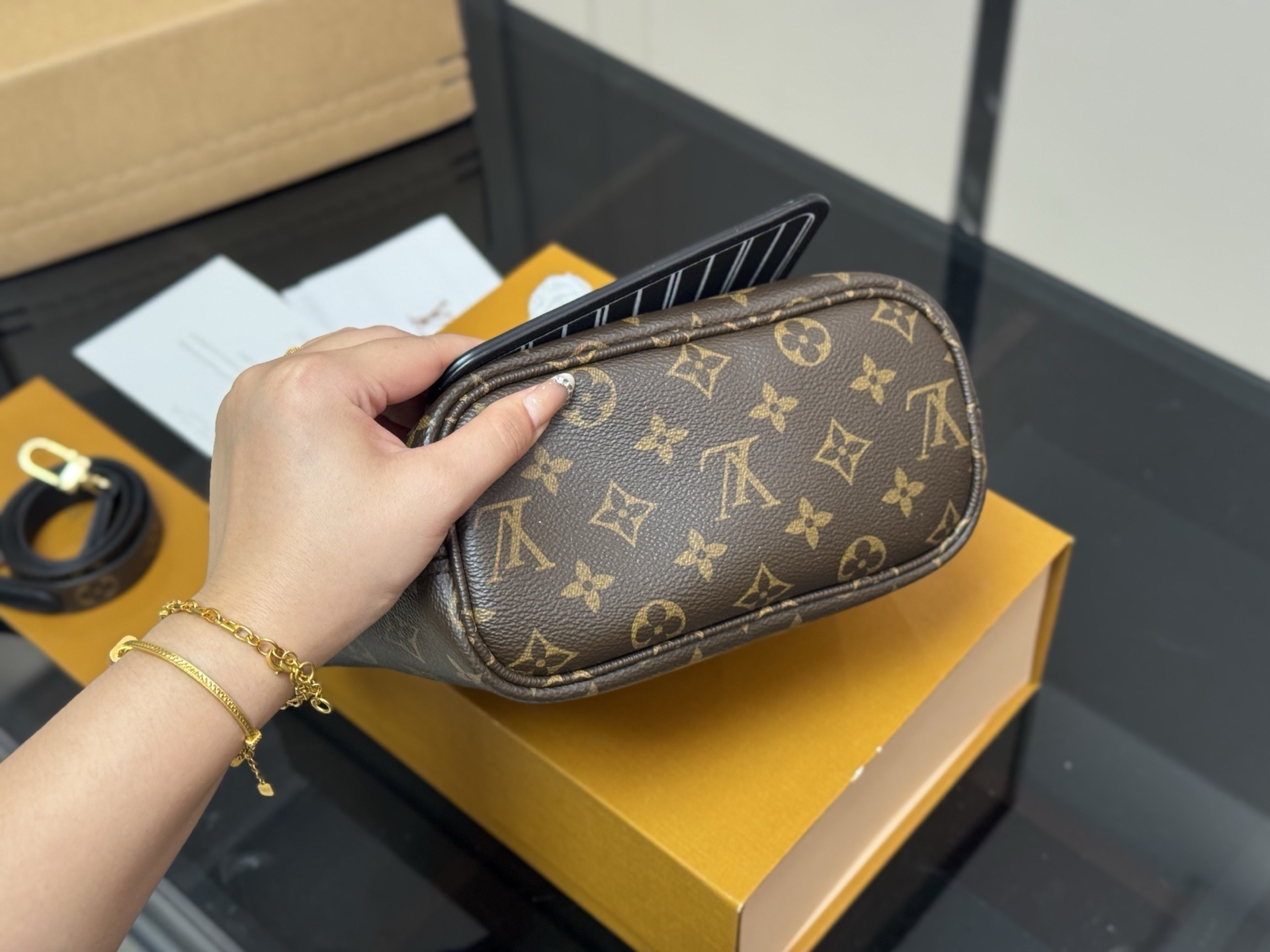 63$ Lv Neverfull BB Shoulder bag Size 20x17cm 330520 HY100 gallery