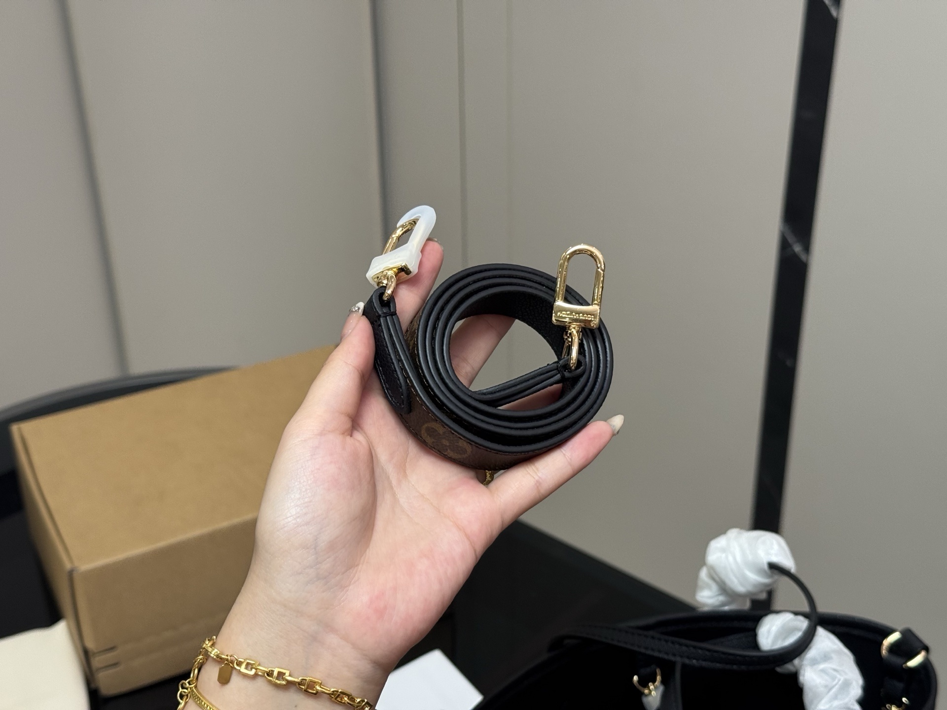 63$ Lv Neverfull BB Shoulder bag Size 20x17cm 330520 HY100 gallery