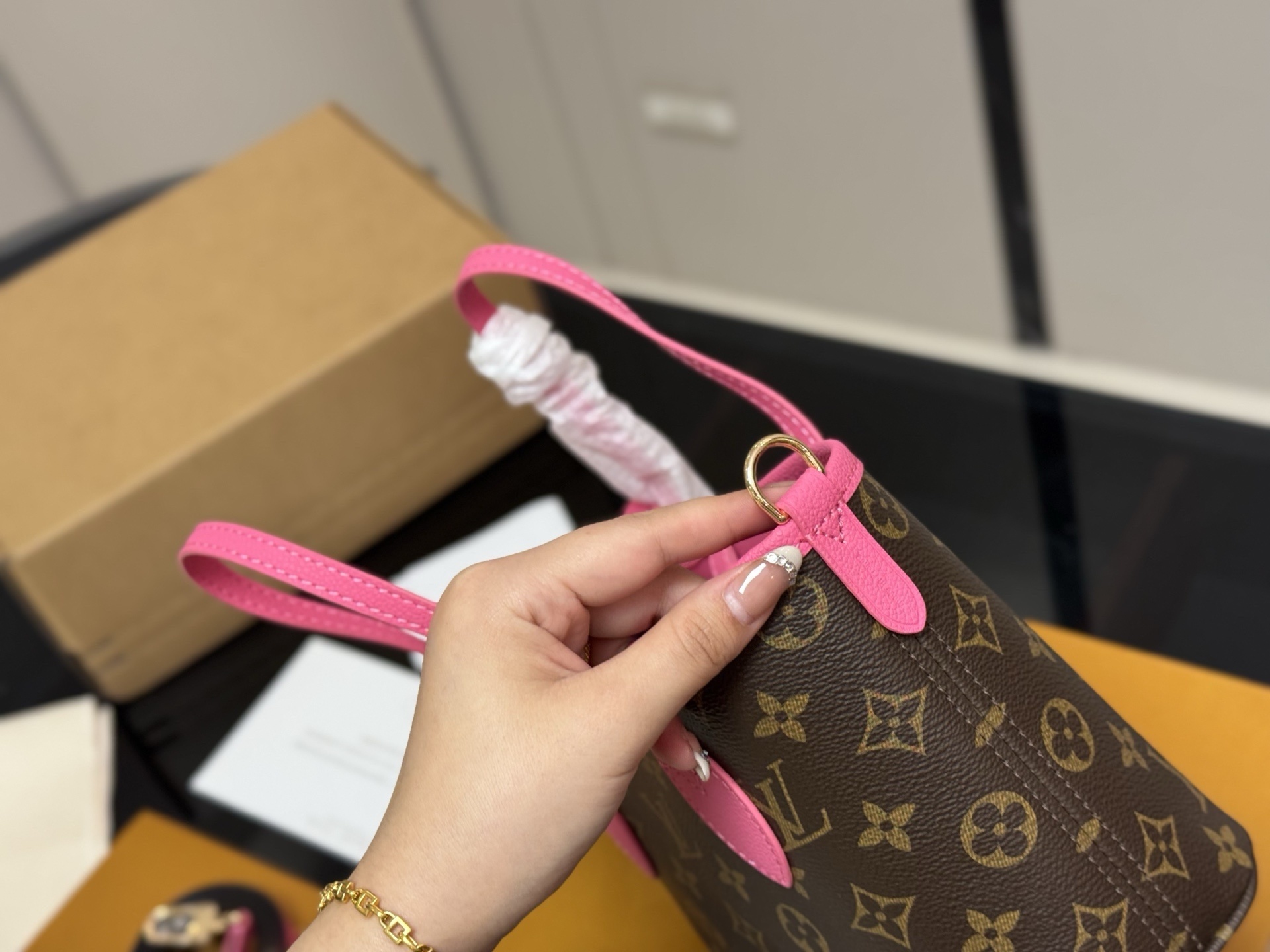 63$ Lv Neverfull BB Shoulder bag Size 20x17cm 330520 HY100 gallery