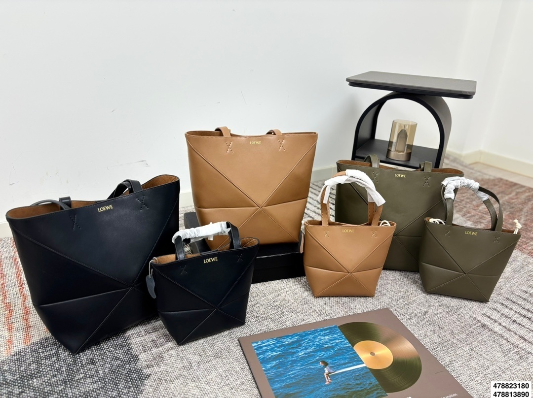 75$ LOEWE Puzzle Fold Size S-M 044650 BF8 gallery