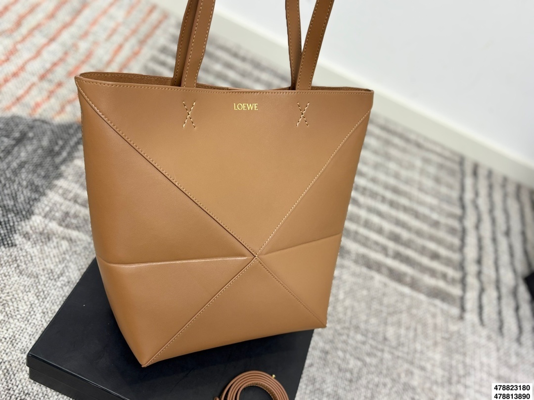 75$ LOEWE Puzzle Fold Size S-M 044650 BF8 gallery