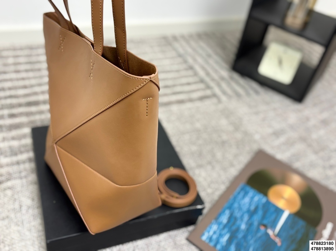 75$ LOEWE Puzzle Fold Size S-M 044650 BF8 gallery