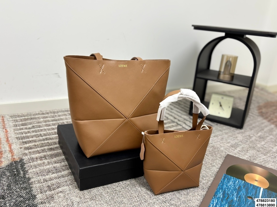 75$ LOEWE Puzzle Fold Size S-M 044650 BF8 gallery