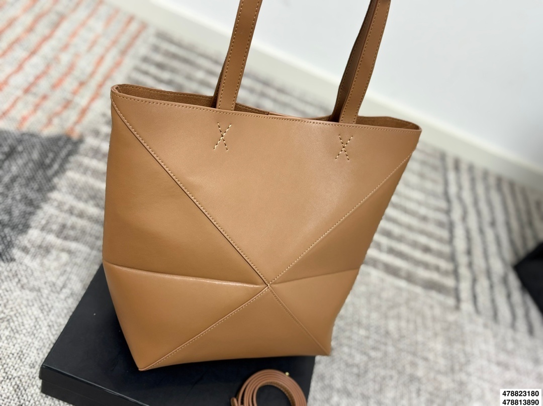 75$ LOEWE Puzzle Fold Size S-M 044650 BF8 gallery