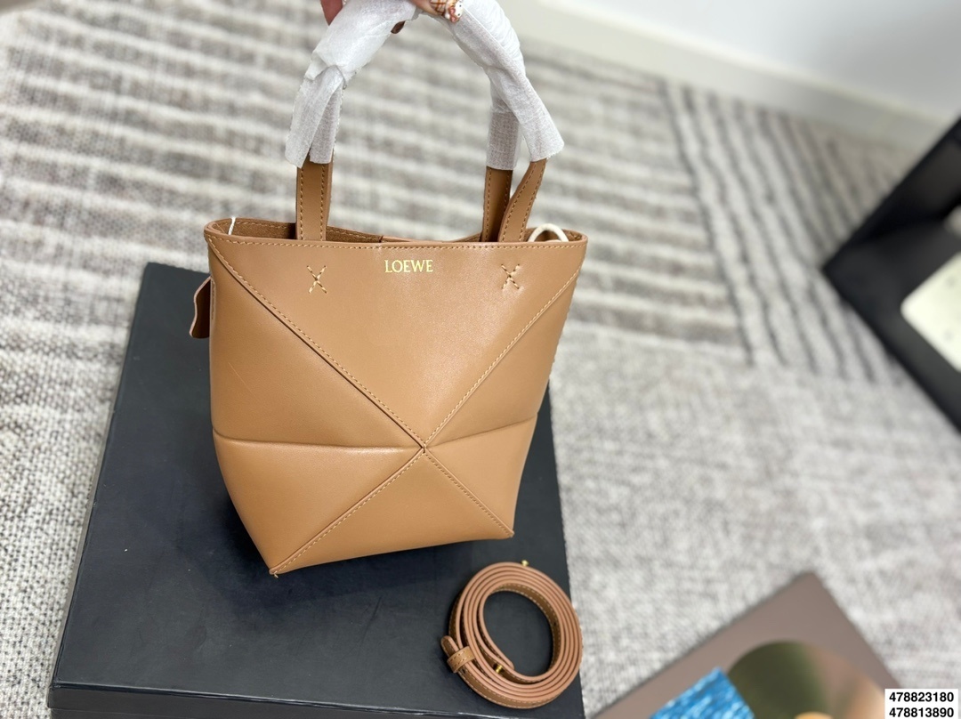 75$ LOEWE Puzzle Fold Size S-M 044650 BF8 gallery