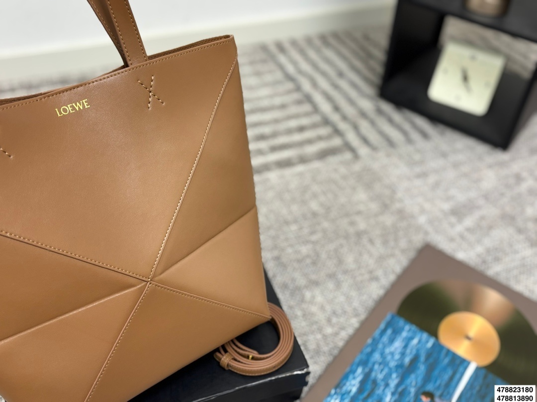 75$ LOEWE Puzzle Fold Size S-M 044650 BF8 gallery