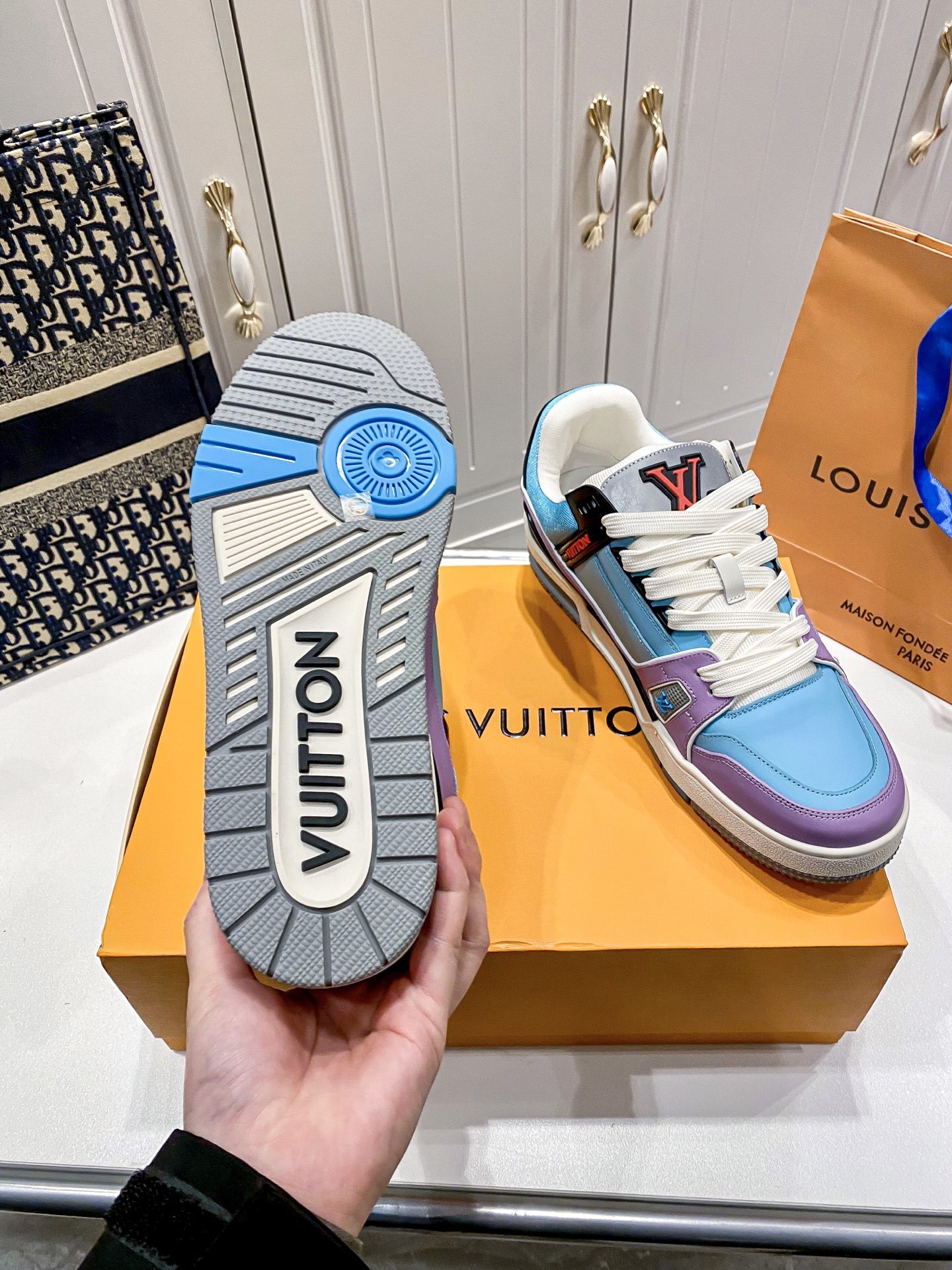 81$ LV show bdetails size 35-45 153130 MR477 gallery