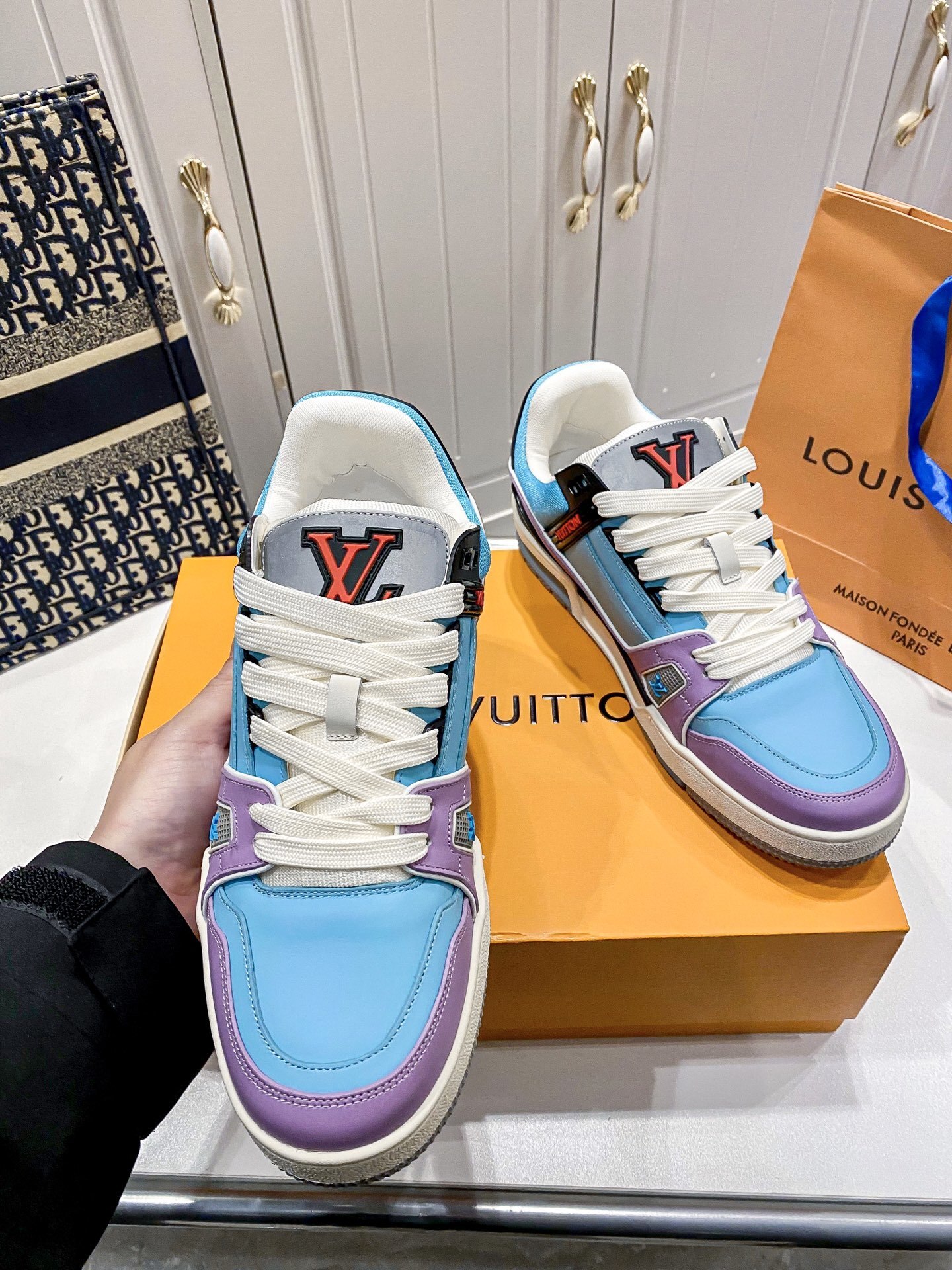 81$ LV show bdetails size 35-45 153130 MR477 gallery