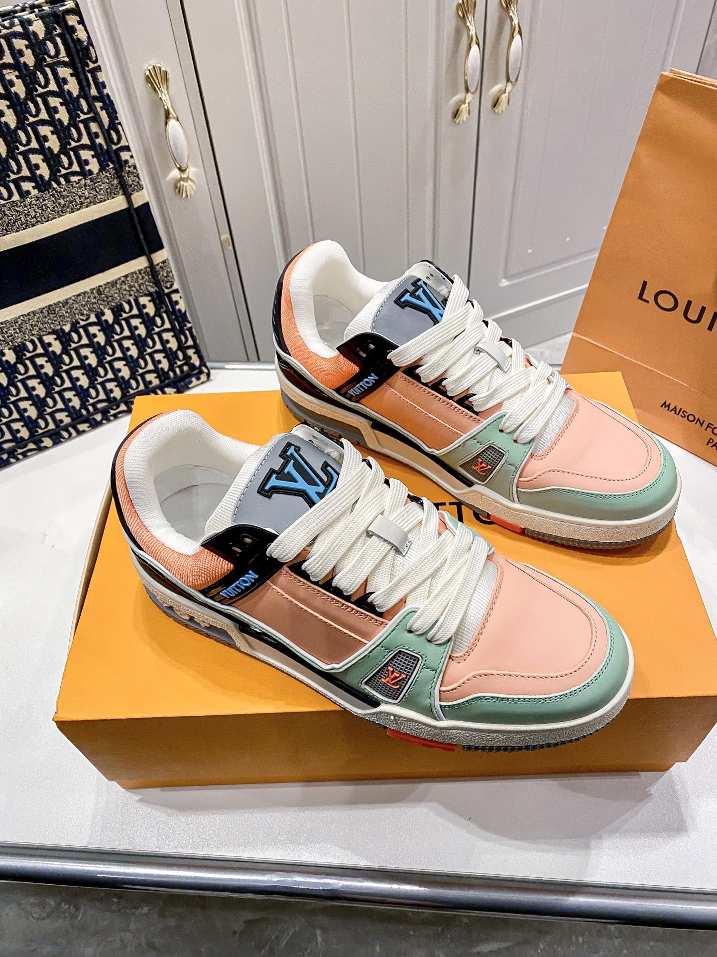 81$ LV show bdetails size 35-45 153130 MR477 gallery