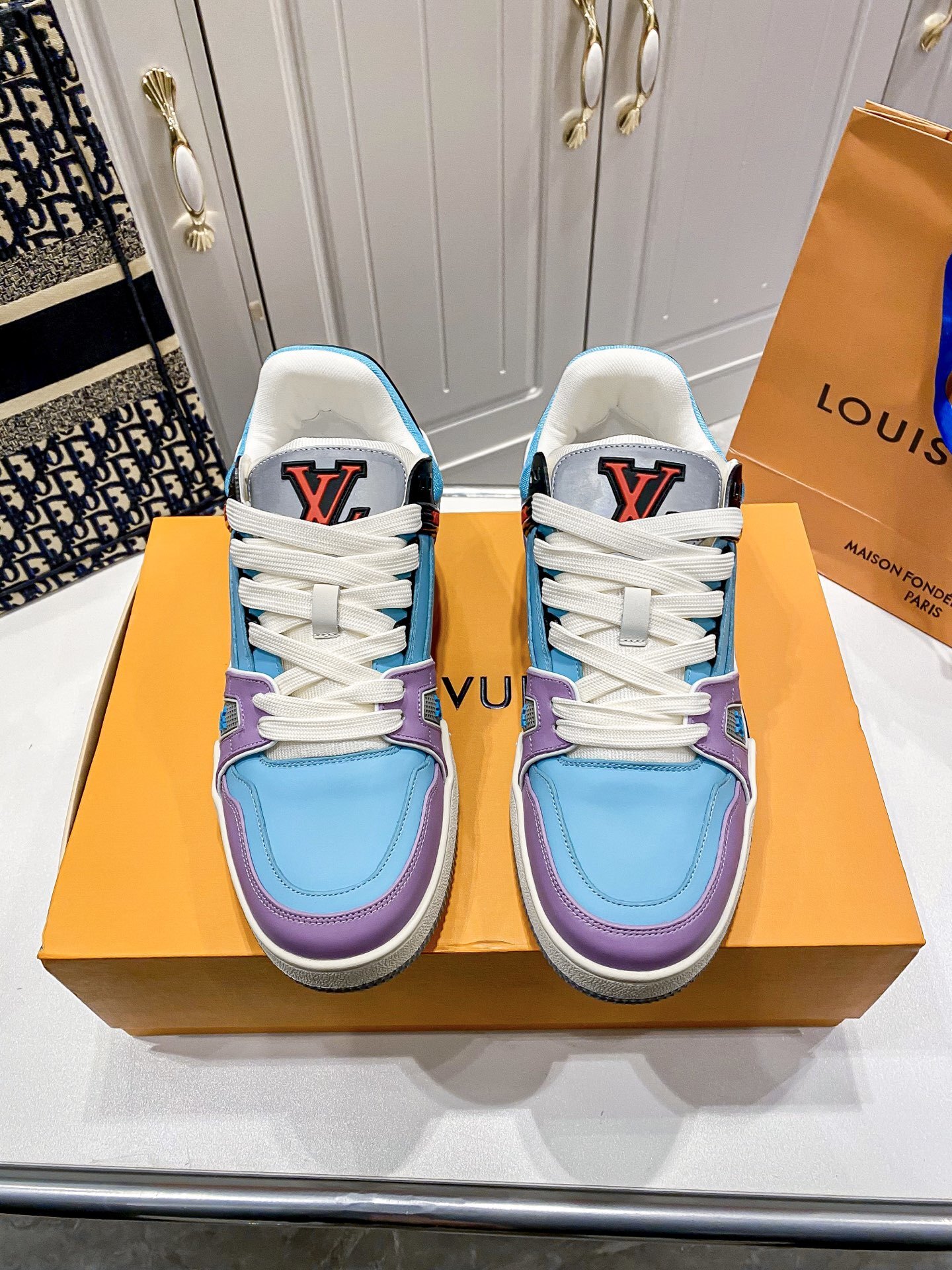 81$ LV show bdetails size 35-45 153130 MR477 gallery