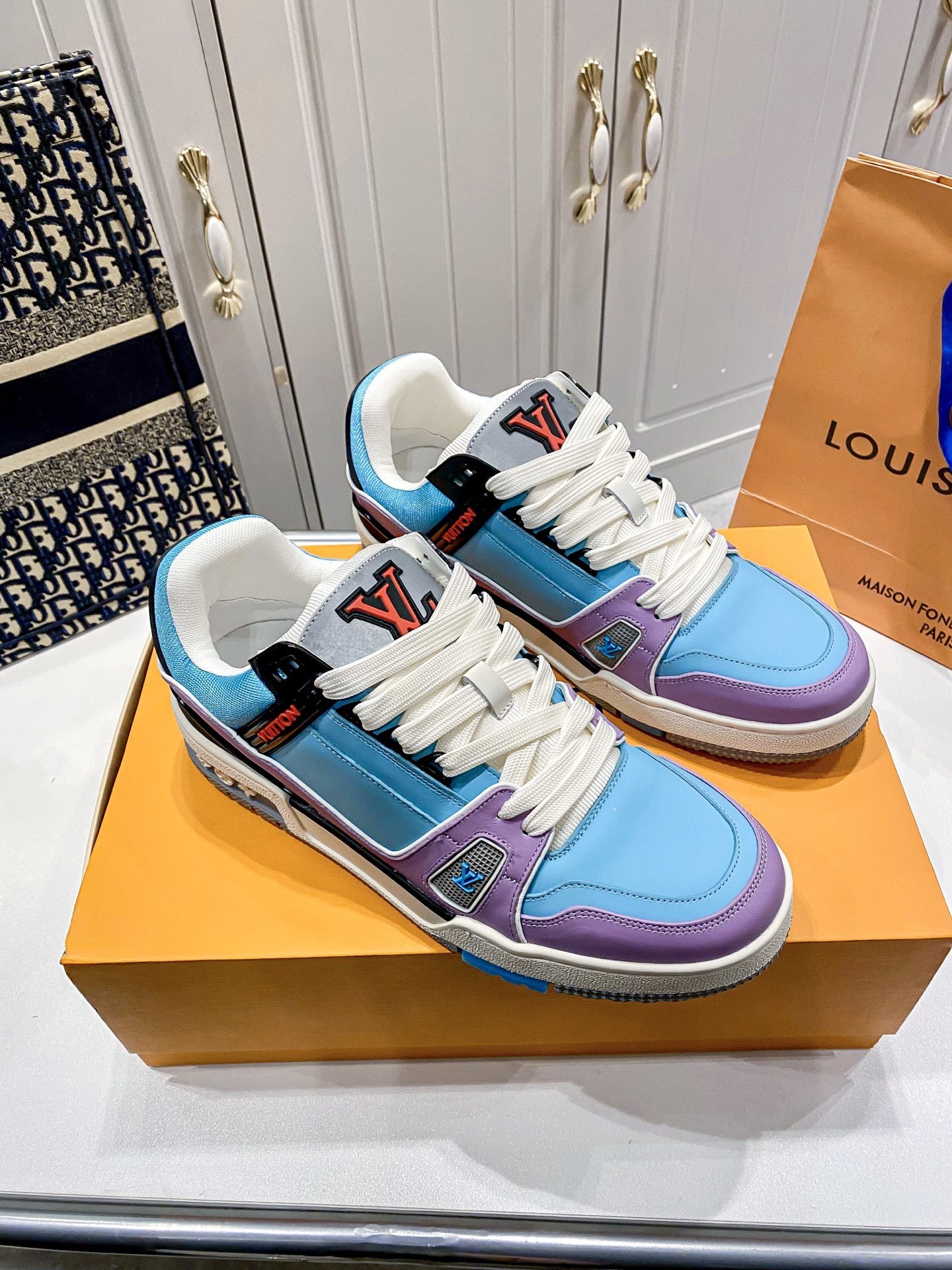 81$ LV show bdetails size 35-45 153130 MR477 gallery