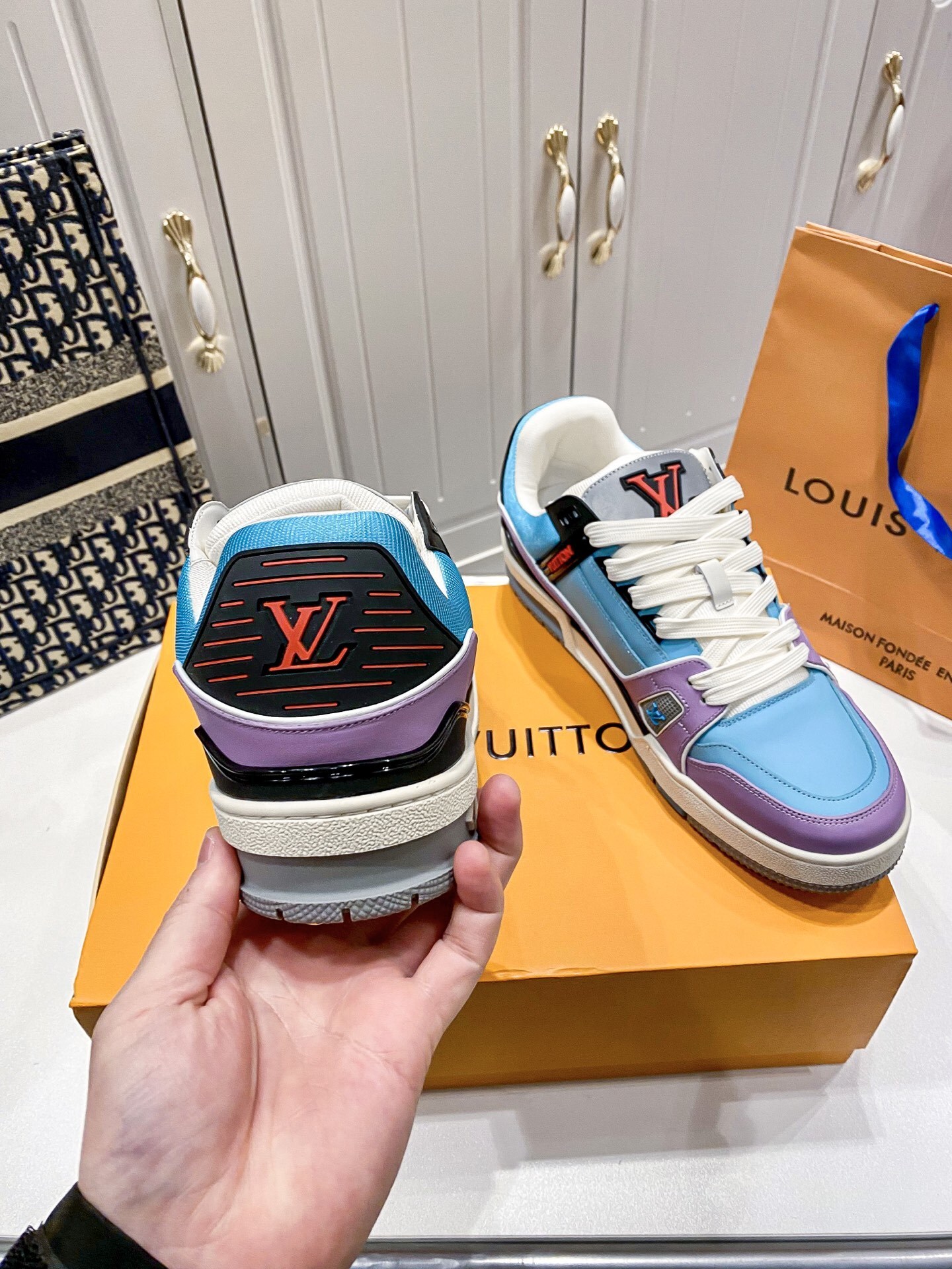 81$ LV show bdetails size 35-45 153130 MR477 gallery