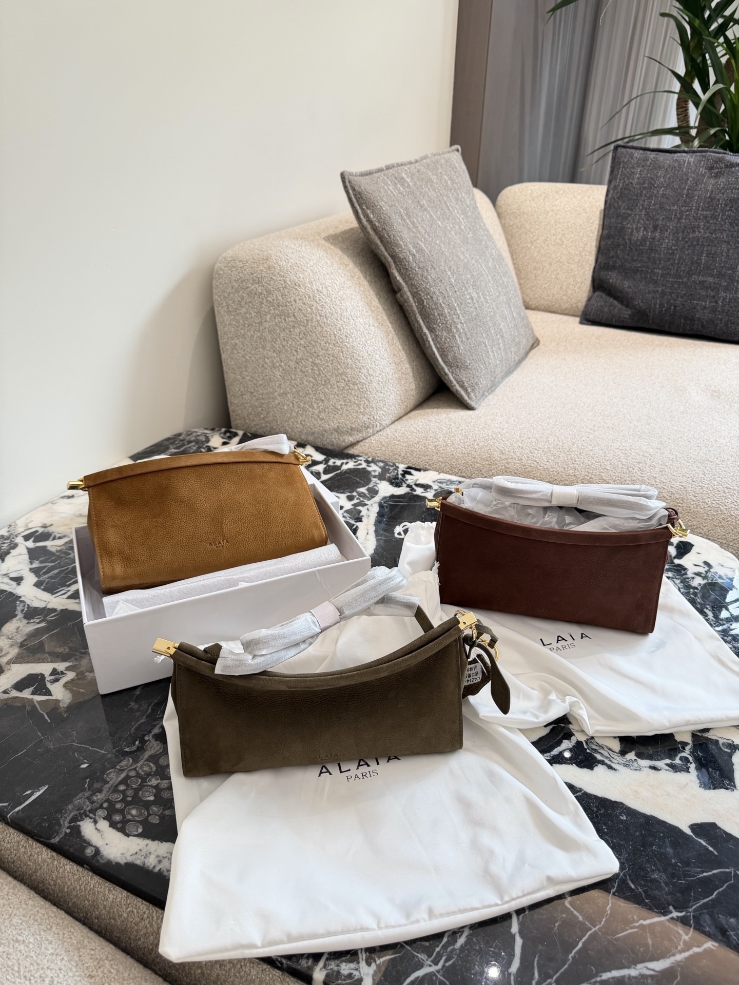 82$ Alaia Le Click size 25cm 452260 BF148 gallery