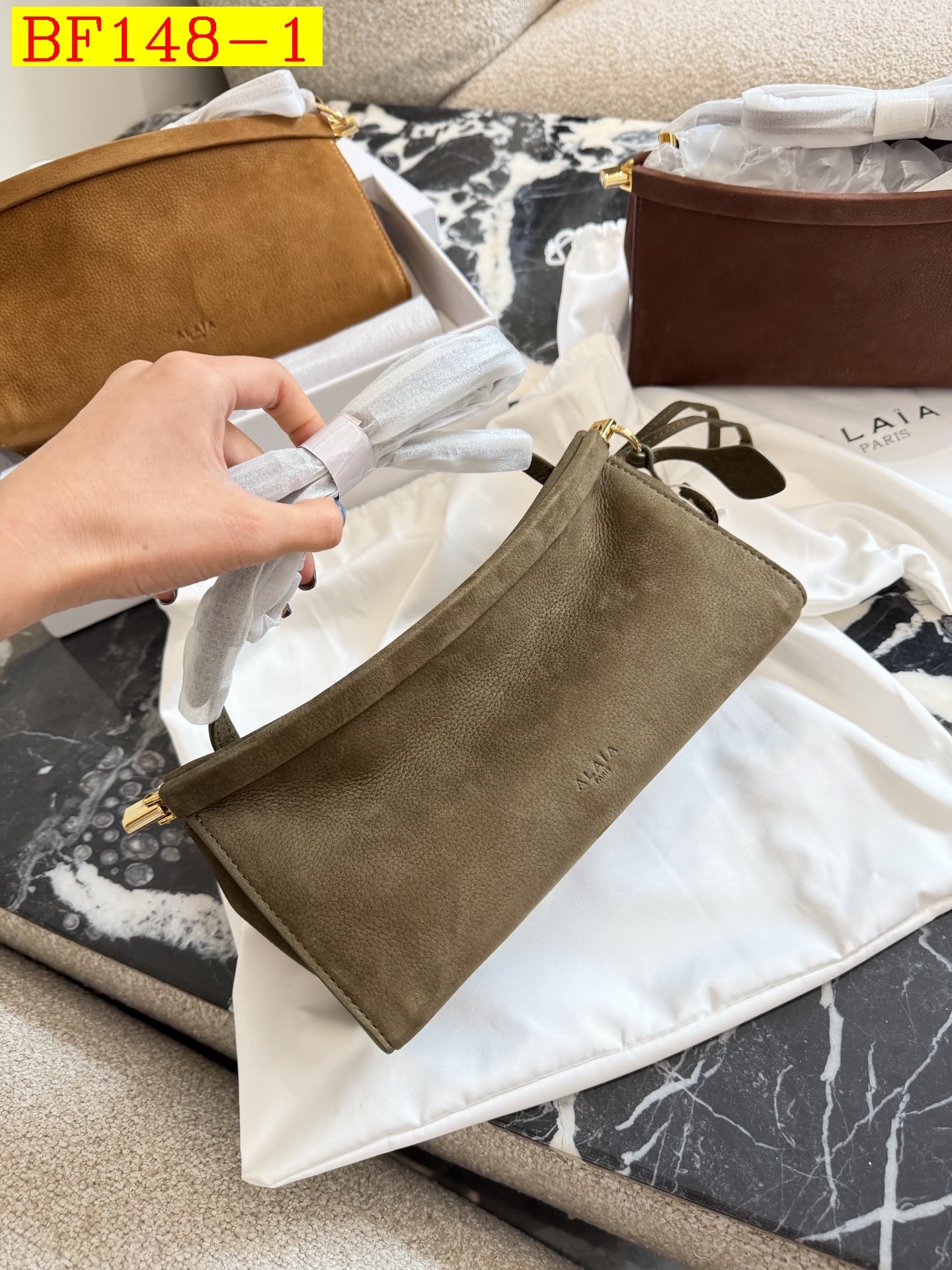 82$ Alaia Le Click size 25cm 452260 BF148 gallery