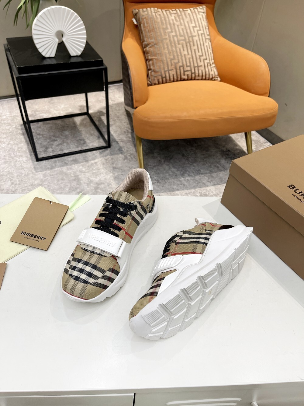 97$ Burberry SIZE 36-44 360240 BF52 gallery