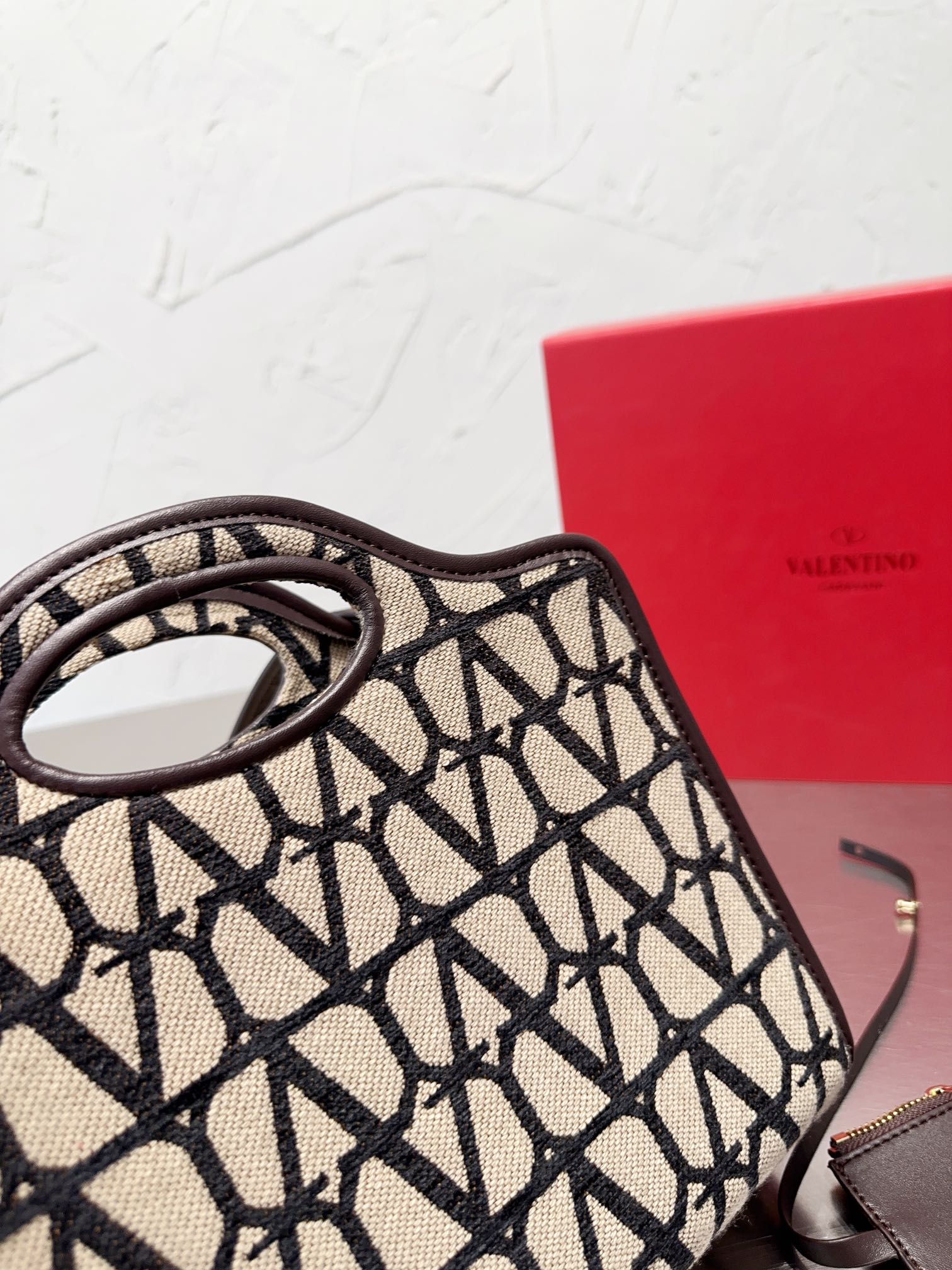 $28.99-VALENTINO-X5544 gallery