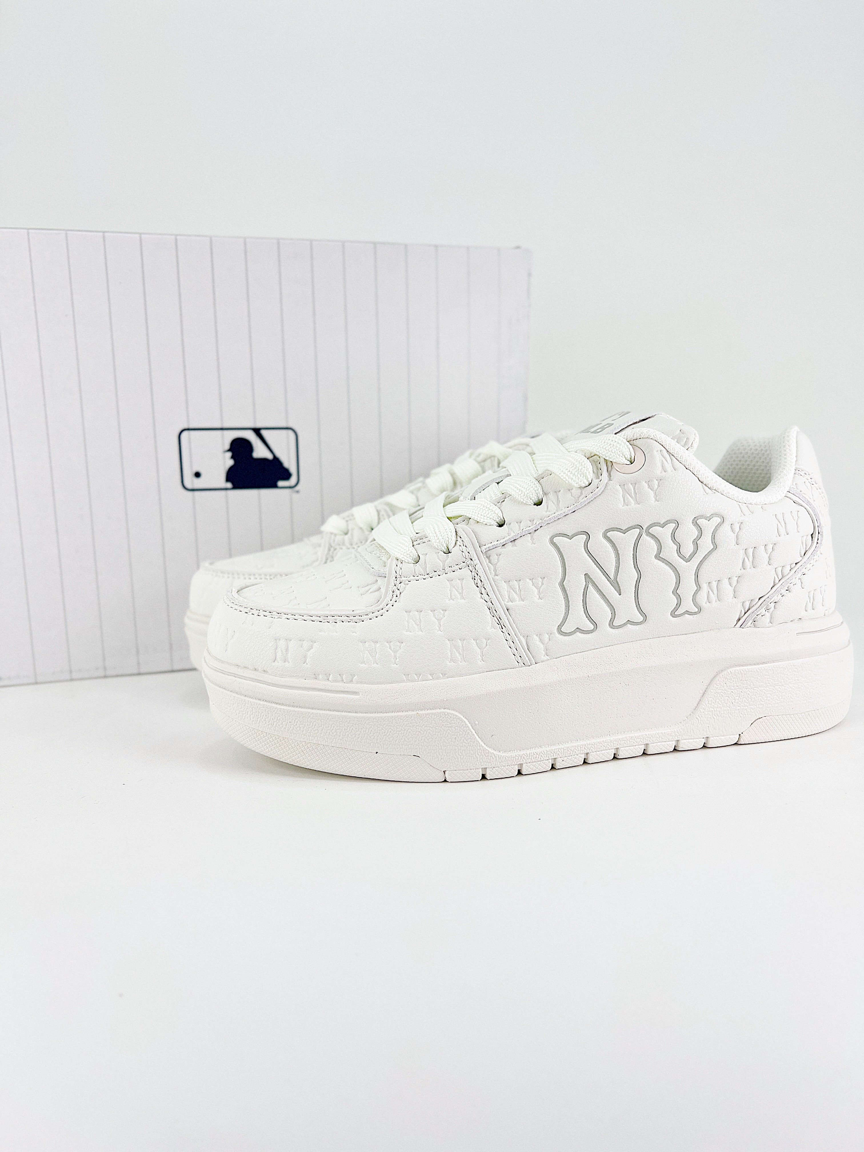 $28.99MLB CHUNKY CLASSIC EMBO MONOGRAM X5294 gallery