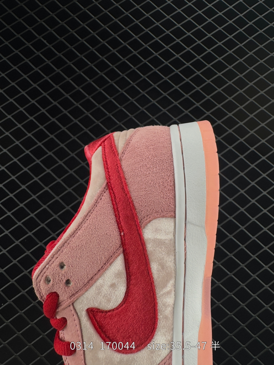 $30.99Nike SB Dunk Low”Valentine’s Day”X4325 gallery