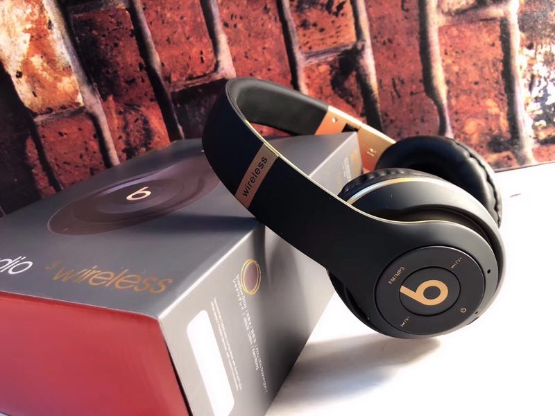 3430-  Beats studio3 32.12$  CODE 201 gallery