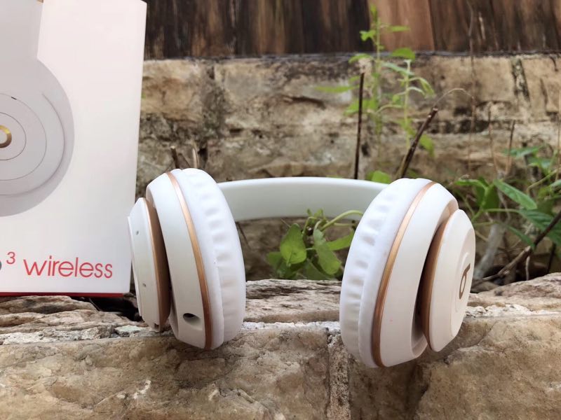 3430-  Beats studio3 32.12$  CODE 201 gallery