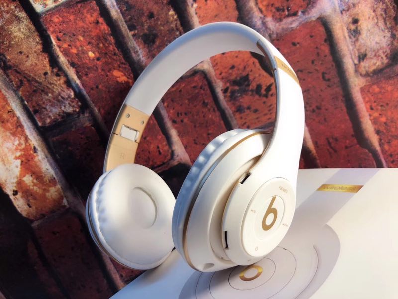 3430-  Beats studio3 32.12$  CODE 201 gallery